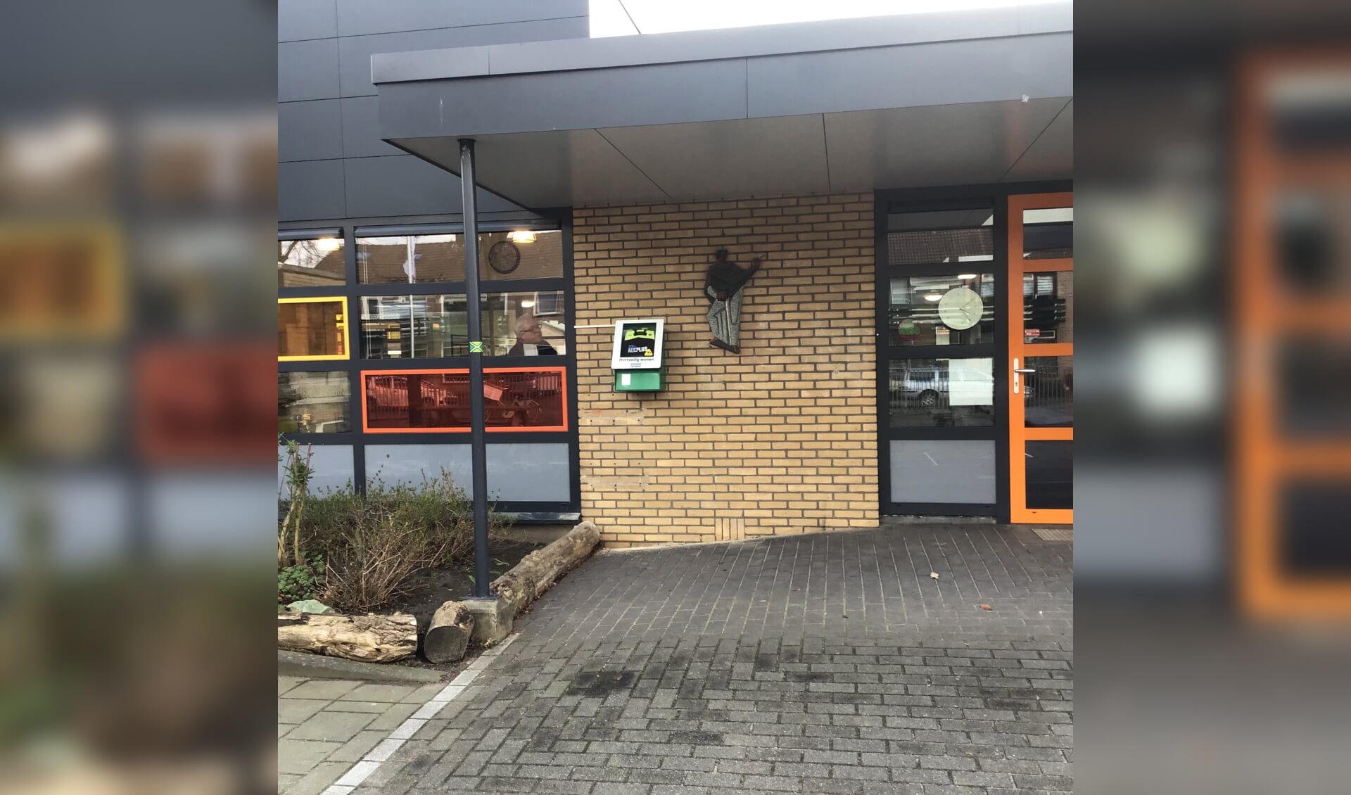 De AED hangt bij de entree van de Bernardusschool aan de St. Bernardusstraat 2 in Keijenborg. Foto: Rommy te Vaarwerk