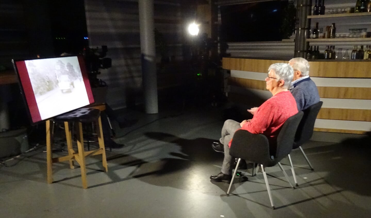Gerrie van Kleef en Jan Maandag geven de toelichting bij de uitzending van Omroep Gelderland. Foto: Bennie Eenink
