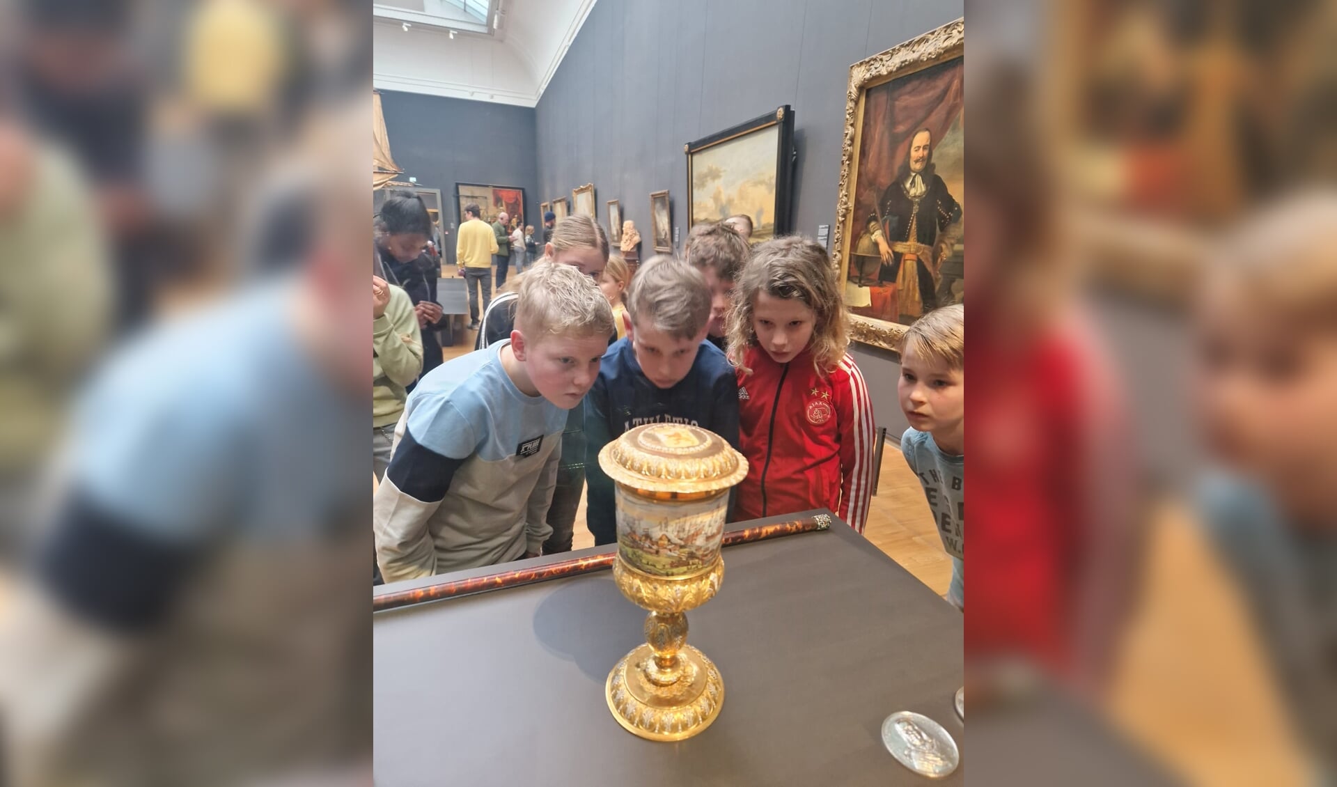 Met aandacht bekeken de leerlingen van de Needse basisschool de vele topstukken van het Rijksmuseum. Foto: PR