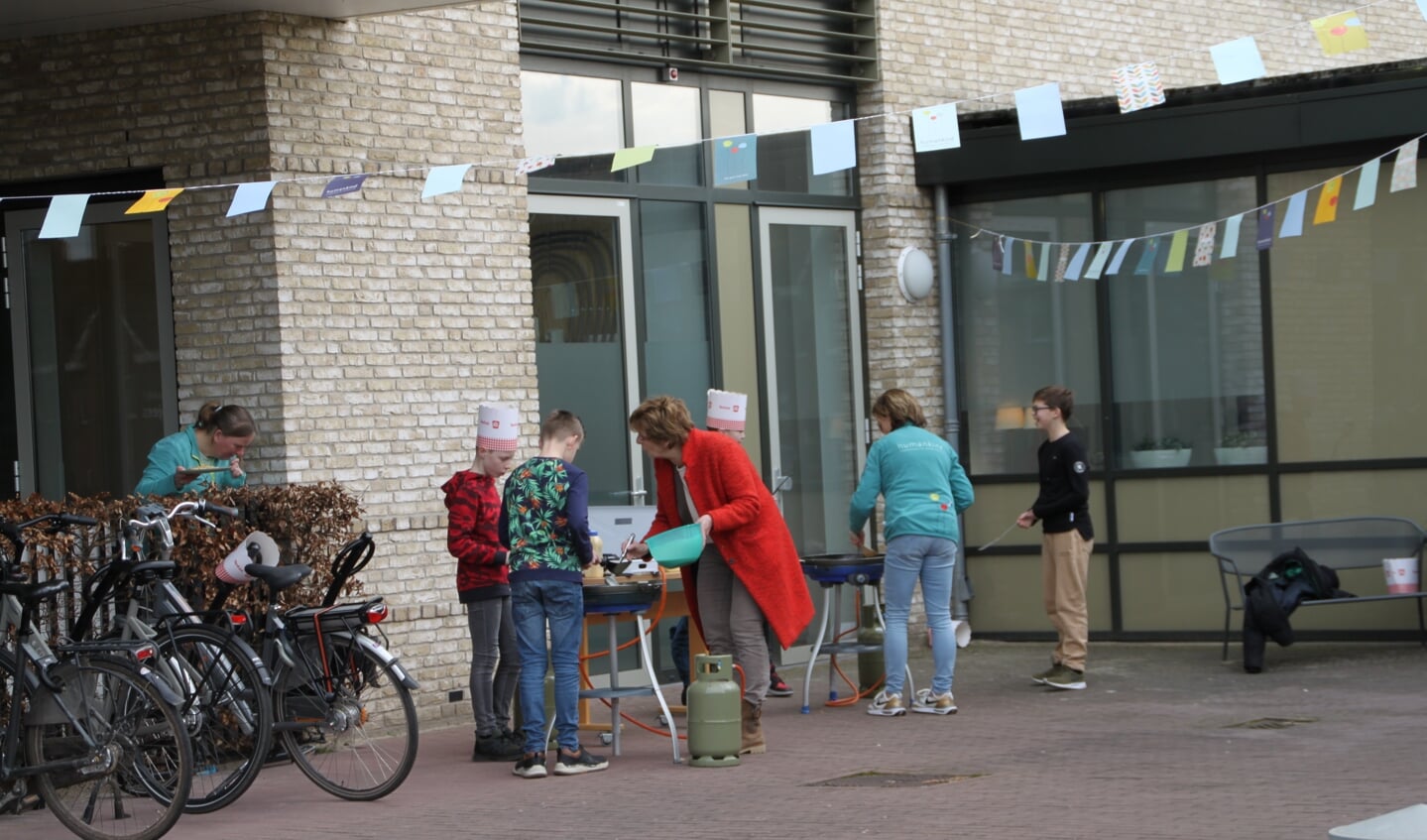 Tijdens pannenkoekendag bakken leerlingen van St. Jorisschool voor peuters en bewoners van Hof van Flierbeek. Foto: Dinès Quist 