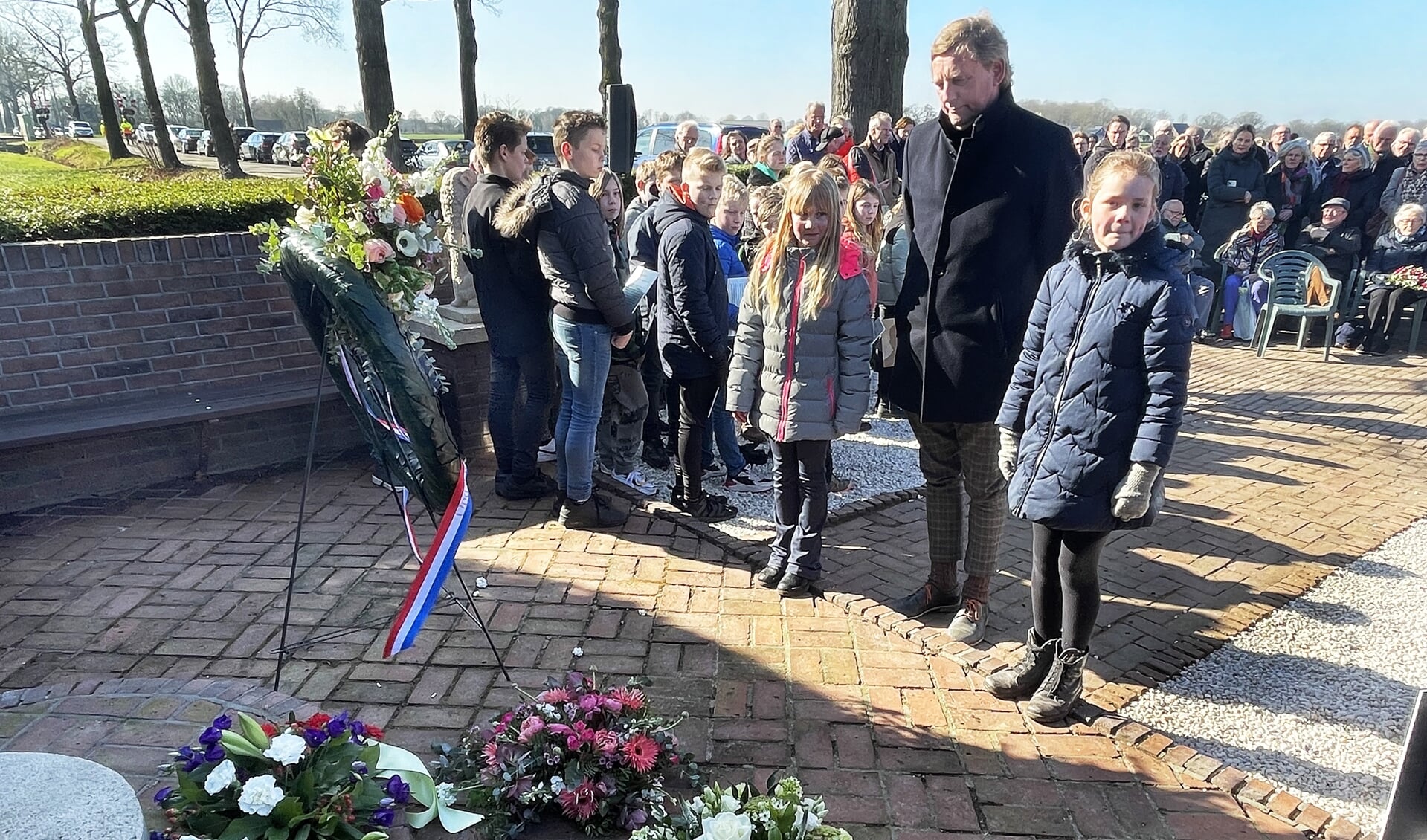 Burgemeester Anton Stapelkamp van Aalten was ook bij de herdenking. Foto: Roel Kleinpenning