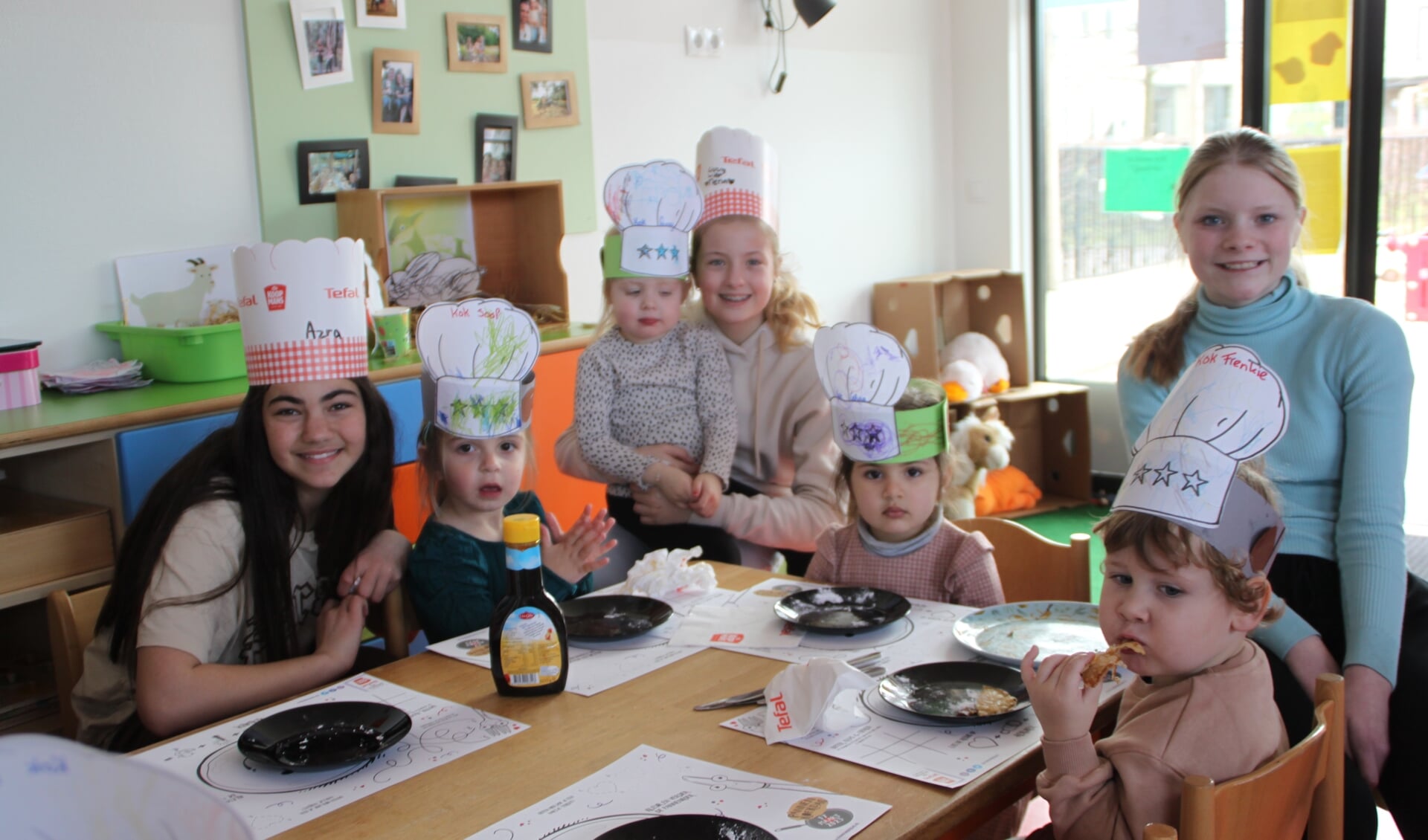 Leerlingen van de St. Jorisschool eten pannenkoeken met peuters van kinderdagverblijf De Banjers. Foto: Dinès Quist 
