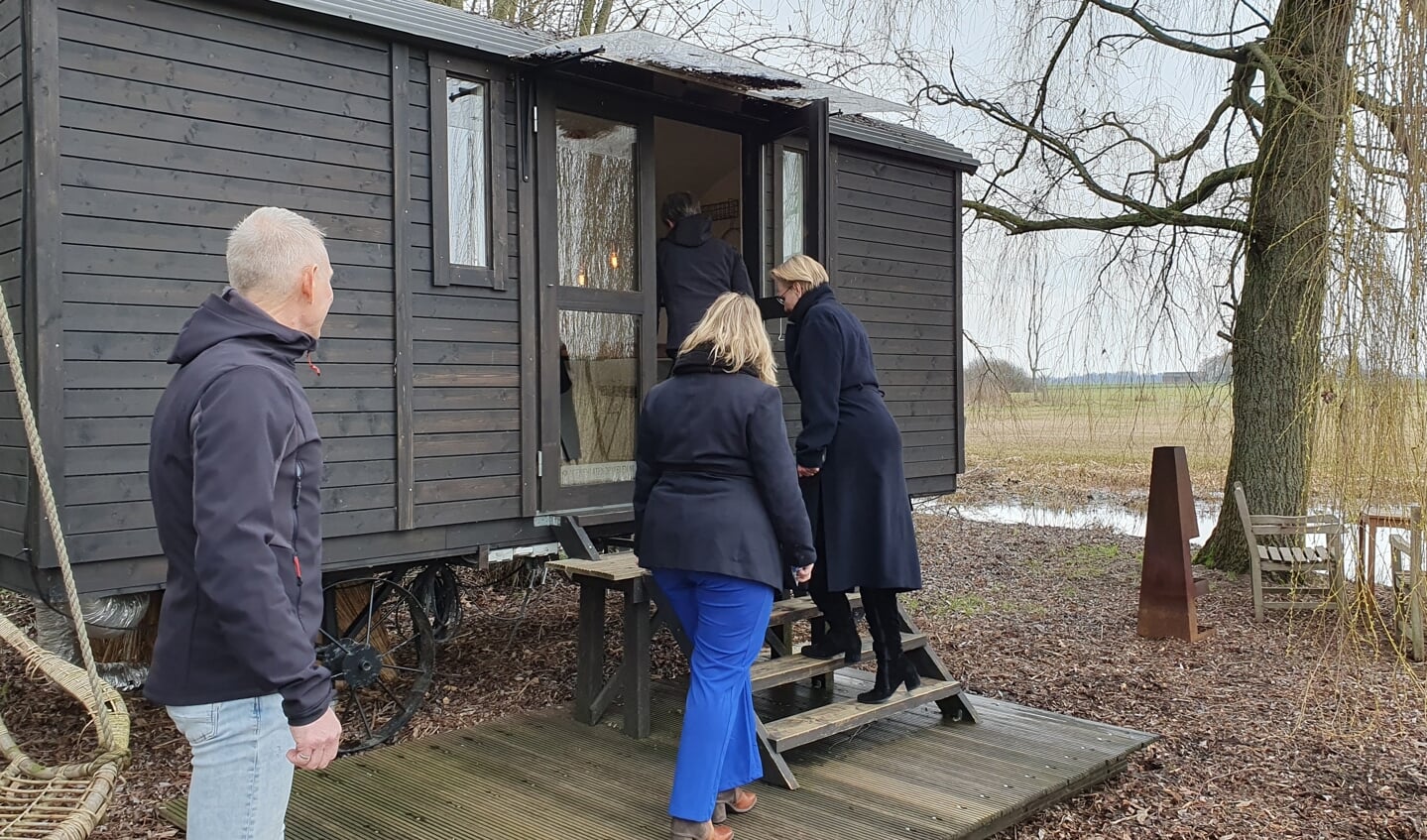 Tijdens de rondleiding op de B&B worden de tinyhouses uiteraard ook van binnen bekeken door burgemeester Marianne Besselink en Ruth Seegers. Foto: Alice Rouwhorst