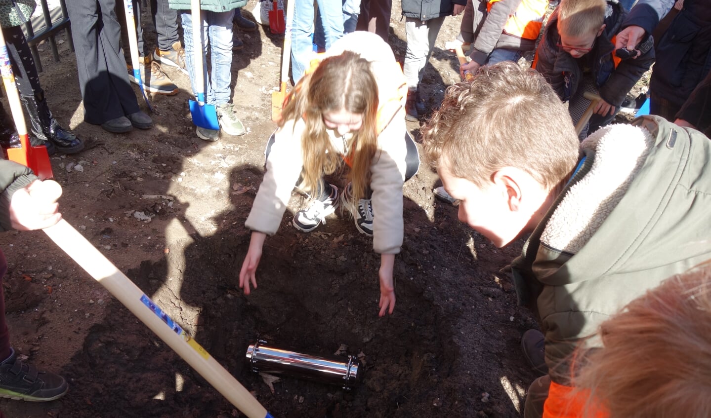 Kinderen van de Julianaschool planten bomen bij het distributiecentrum van Obelink. Foto: Clemens Bielen