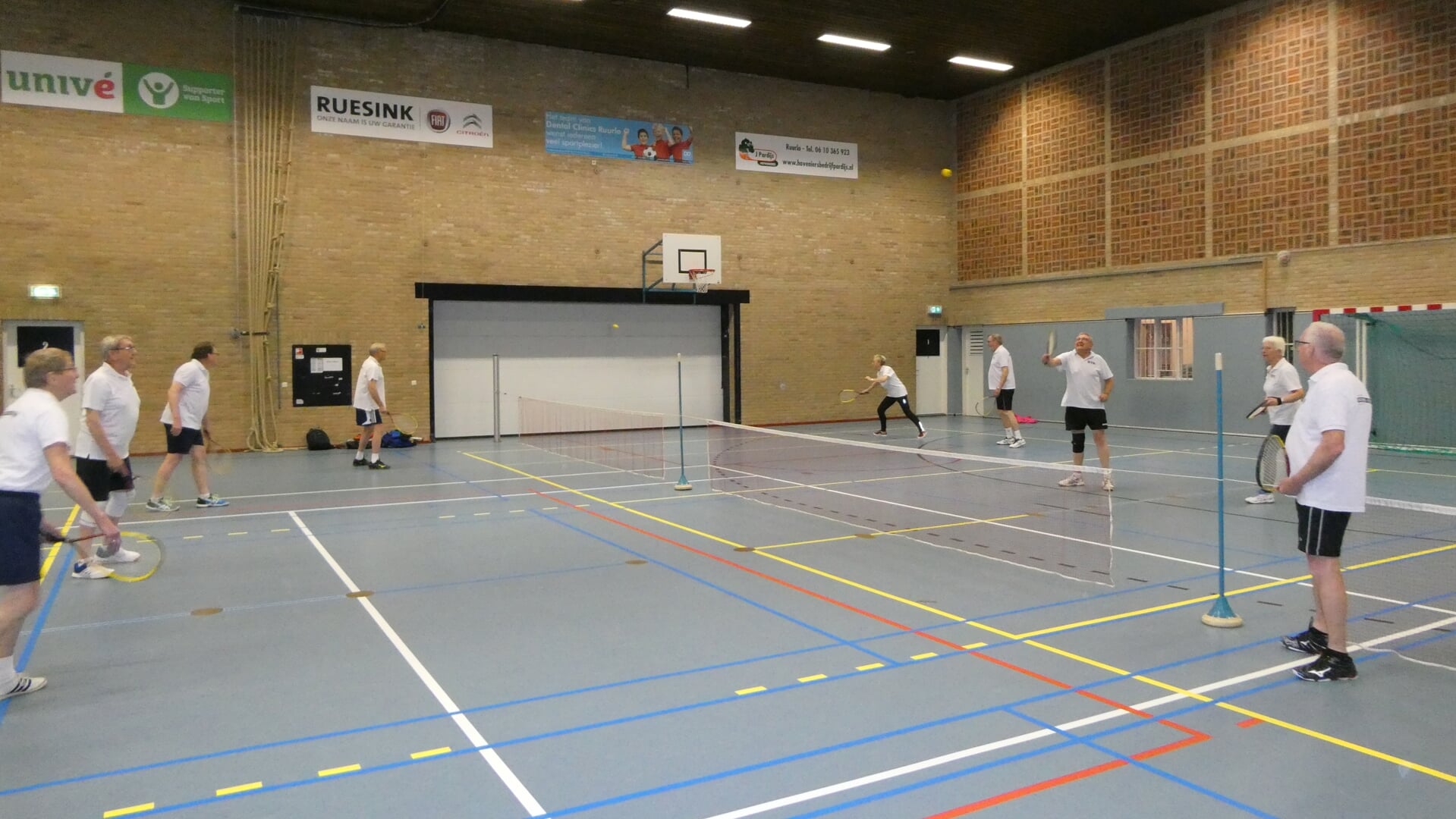 Dynamictennis wordt gespeeld op de binnenste lijnen van een badmintonveld met een net op maximaal 85 centimeter hoogte. Foto: Jan Hendriksen