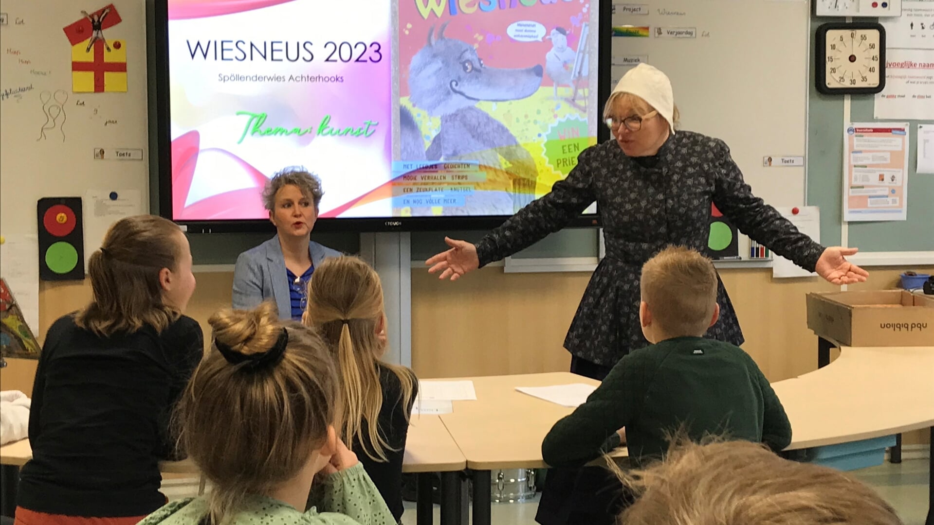 Fuchs en Vos openen het project Wiesneus 2023 op de Sint Canisiusschool in Harreveld.