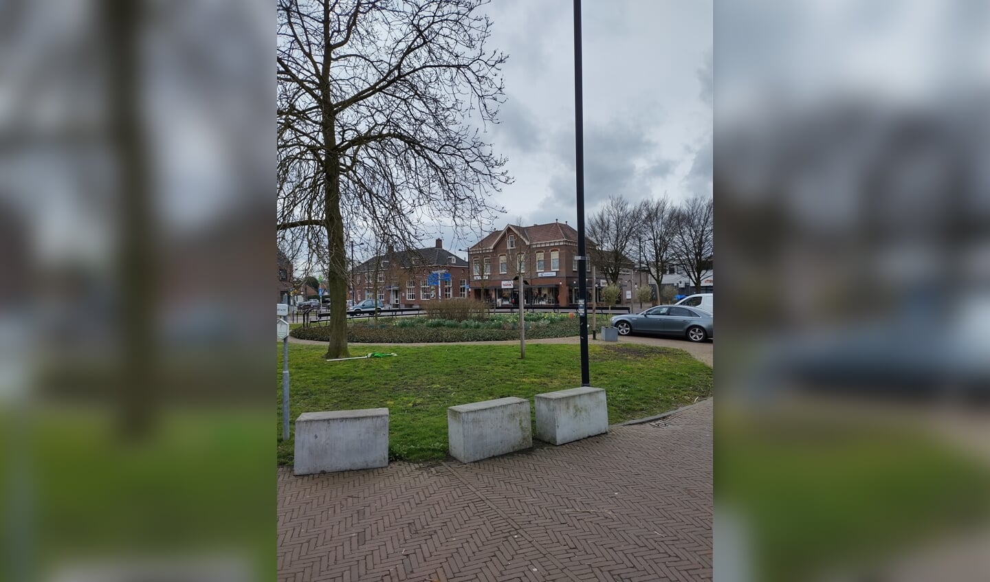 Het plein voor de kerk en de hoek Burgemeester Galleestraat – Zutphenseweg ziet er nu groen en enigszins aantrekkelijk uit. Foto: Vitale Kern Vorden