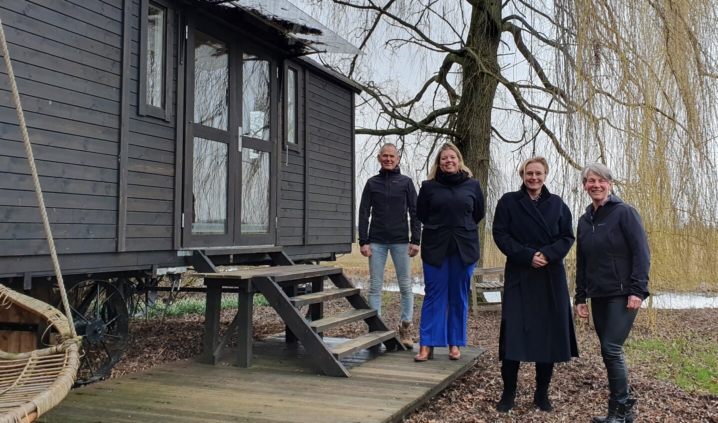 Ruth Seegers samen met burgemeester Marianne Besselink op werkbezoek bij Doenenlatenopwielen van Leo Teunissen (l) en Carolien Beijer (r). Foto: Alice Rouwhorst