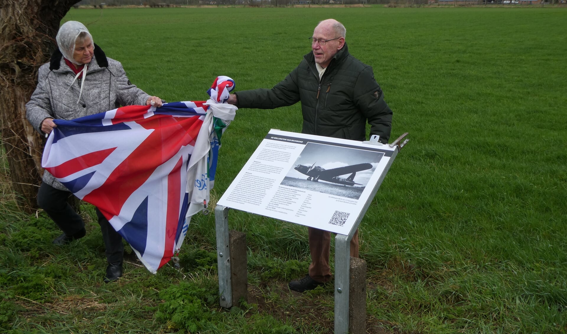 Henk en Rita Stoltenborg onthullen de plaquette aan de Polweg waar de Engelse bommenwerper in 1942 neerstortte. Foto: Jan Hendriksen