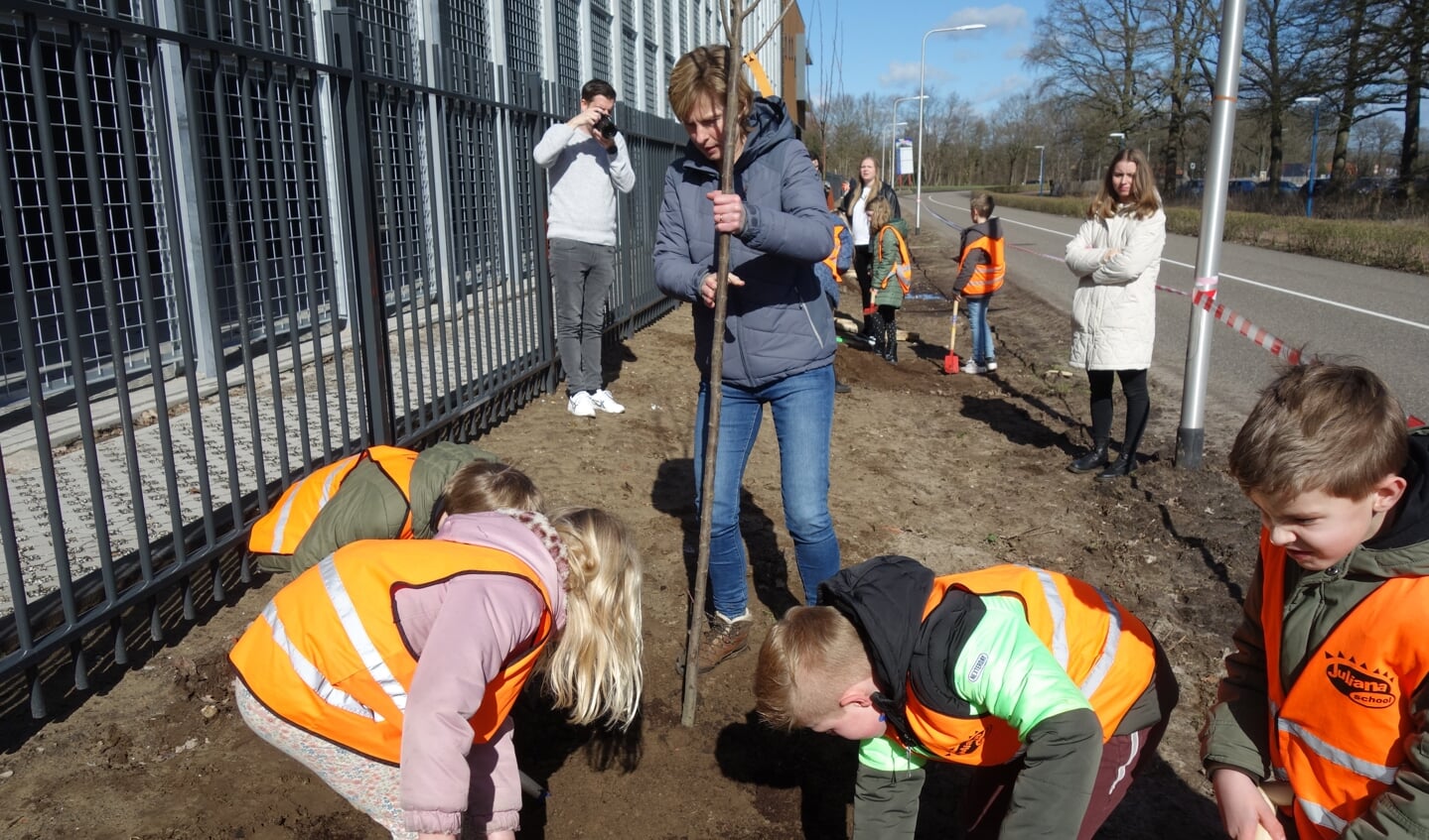 Kinderen van de Julianaschool planten bomen bij het distributiecentrum van Obelink. Foto: Clemens Bielen