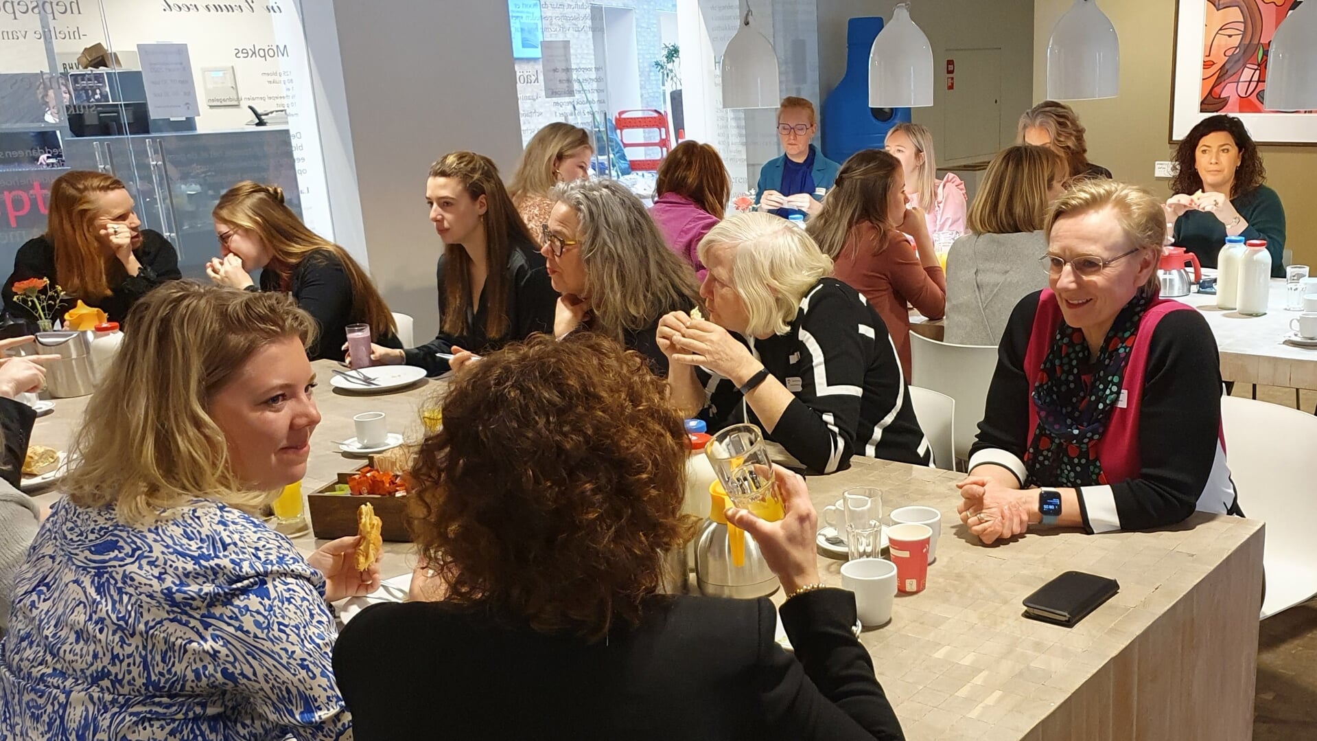 Internationale Vrouwendag begon in Bronckhorst met een ontbijt. Ruth Seegers uit Hummelo (met blauw/witte blouse) maakte een dag uit de volle agenda van burgemeester Besselink mee. Foto: Alice Rouwhorst