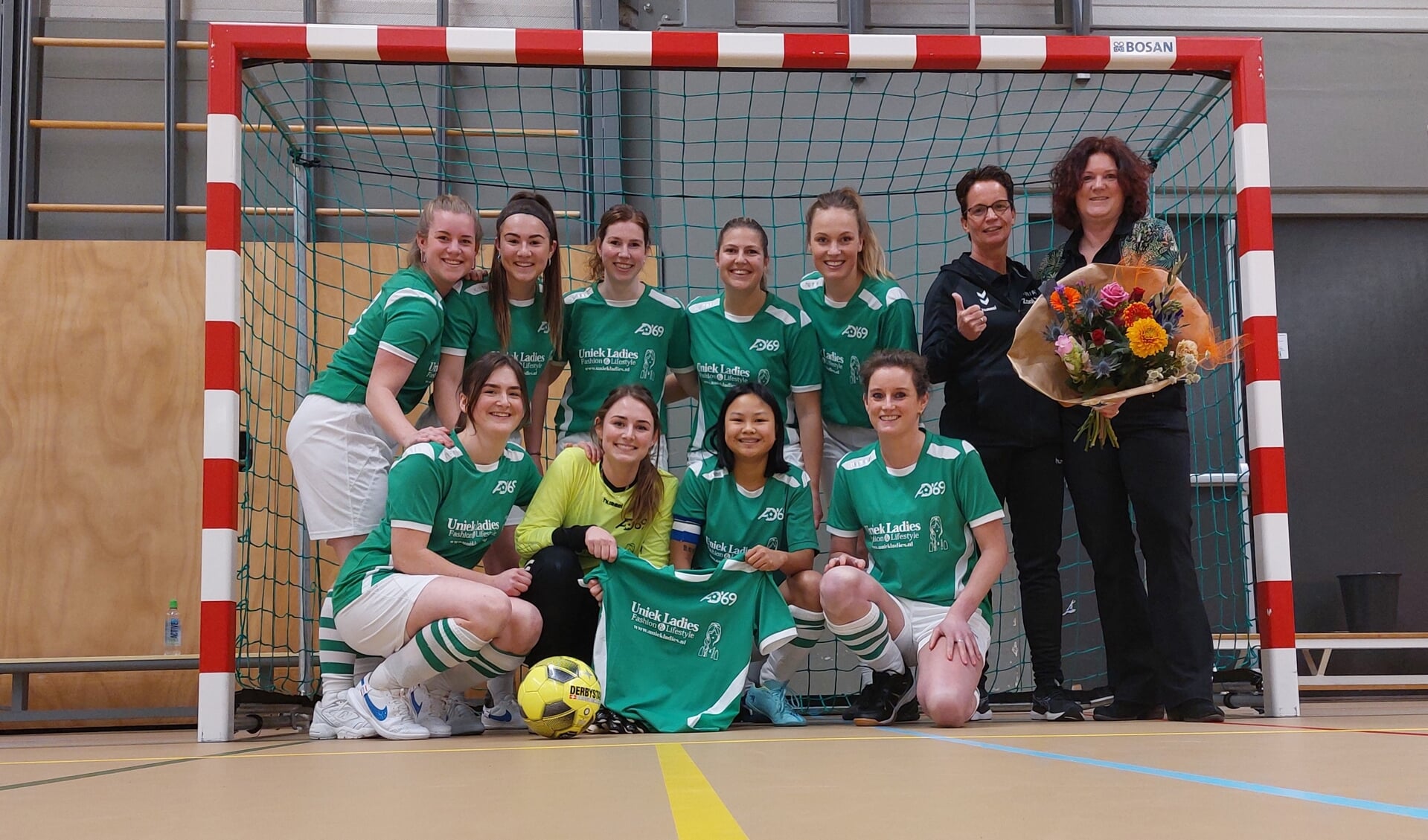 AZSV AD zaalvoetbal damesteam met sponsor. Foto: Karin Stronks