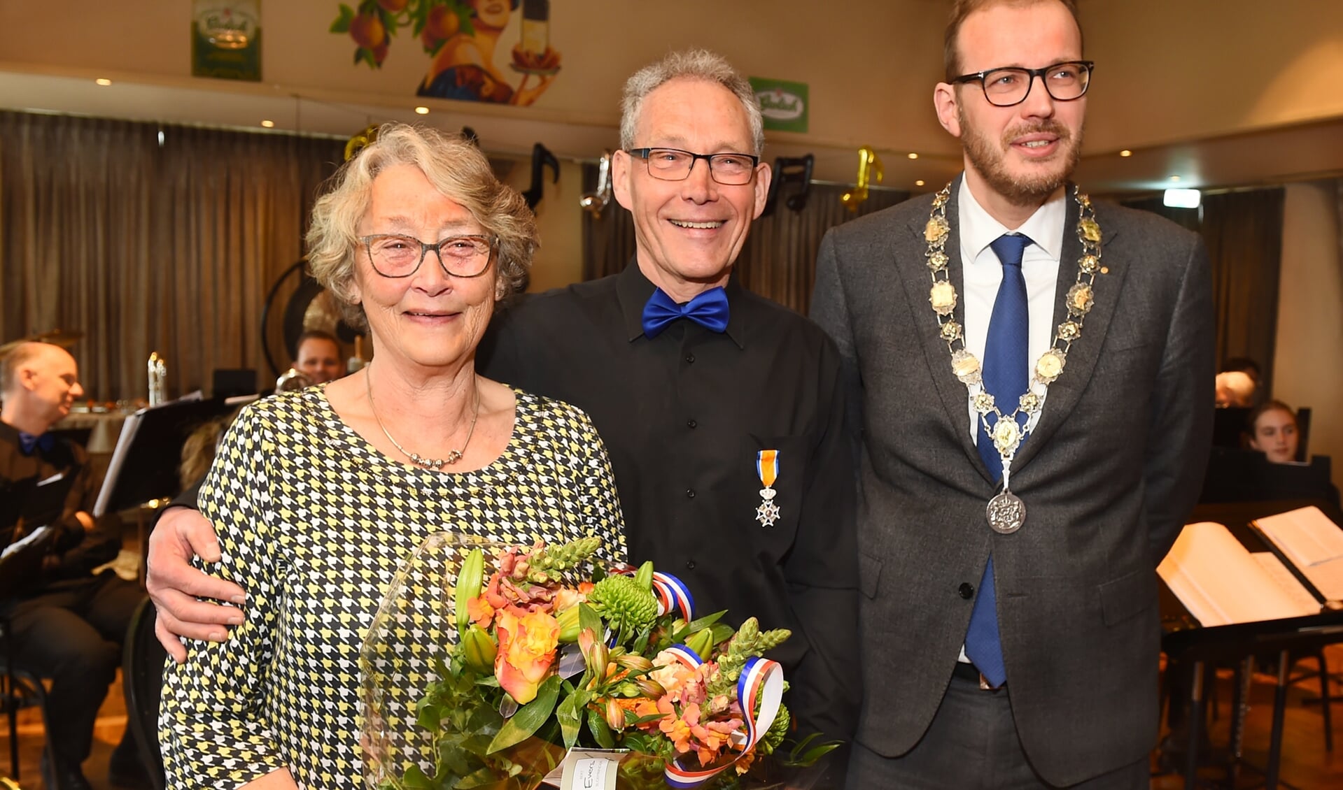 Burgemeester Mark Boumans reikt koninklijke onderscheiding uit aan Theo Dekkers. Foto: Roel Kleinpenning