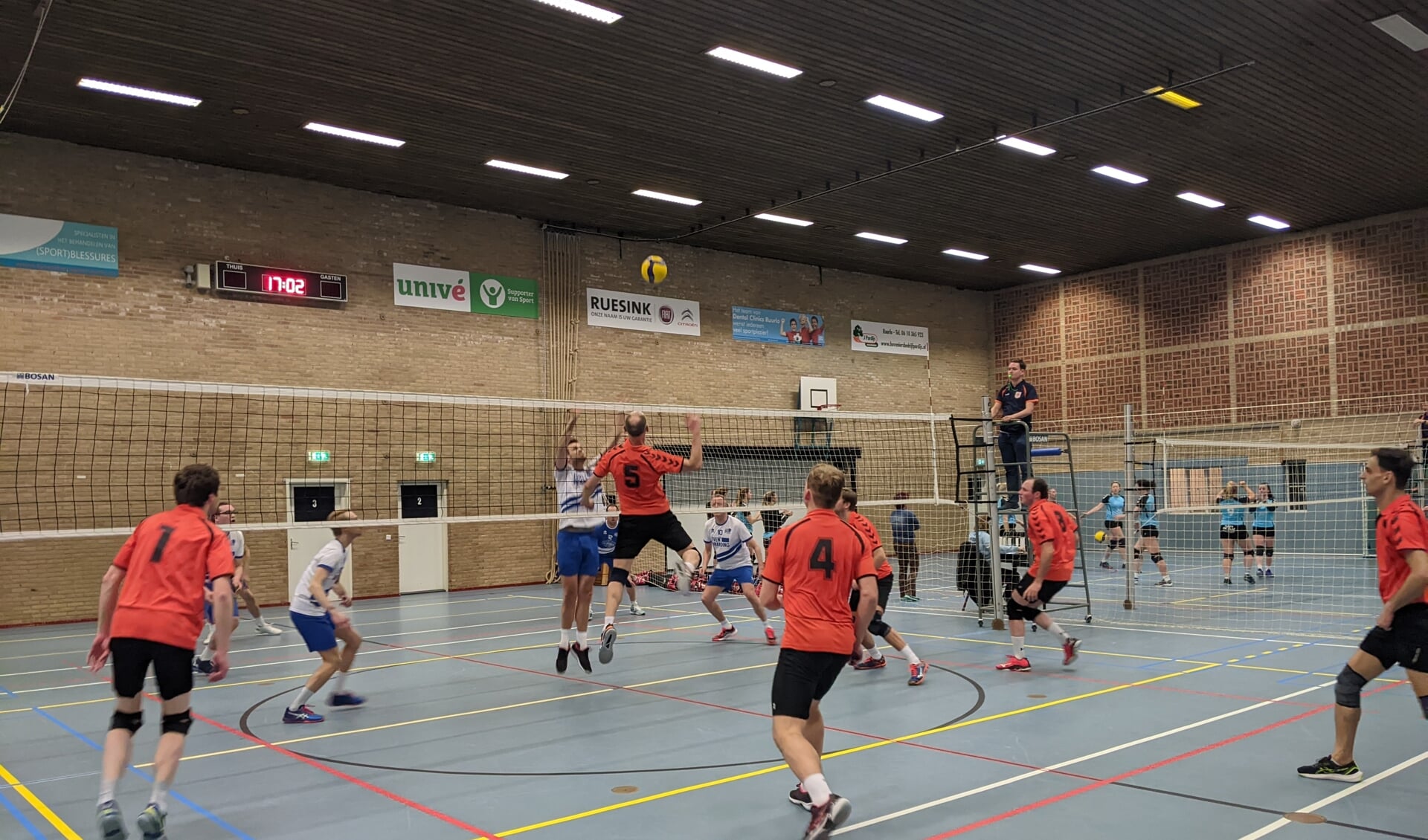 Tornax (oranje) liet met vlagen goed spel zien tegen BVC'73. Foto: Chiel Bastiaansen