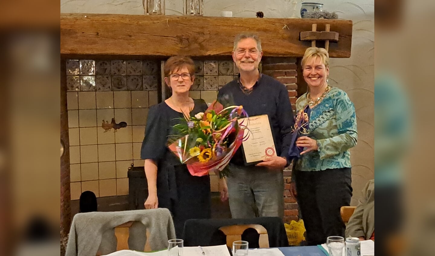 Freek Verheijen ontving een oorkonde en bloemen, behorend bij zijn onderscheiding bij De Plaggenmeijers. Foto: PR