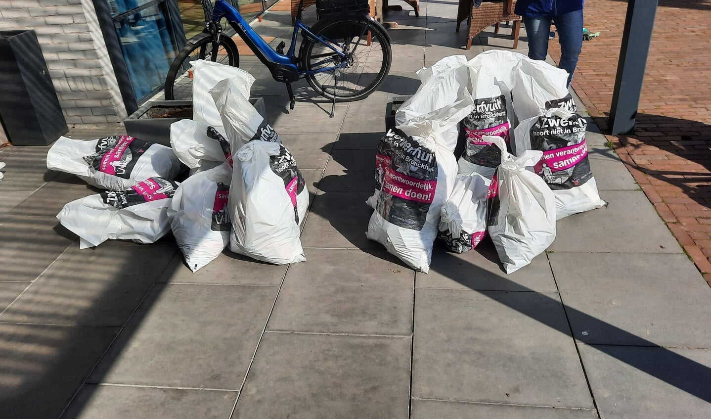 Het resultaat van een paar uur opschonen in Steenderen: 15 zakken vuilnis. Foto: Erika Kuik