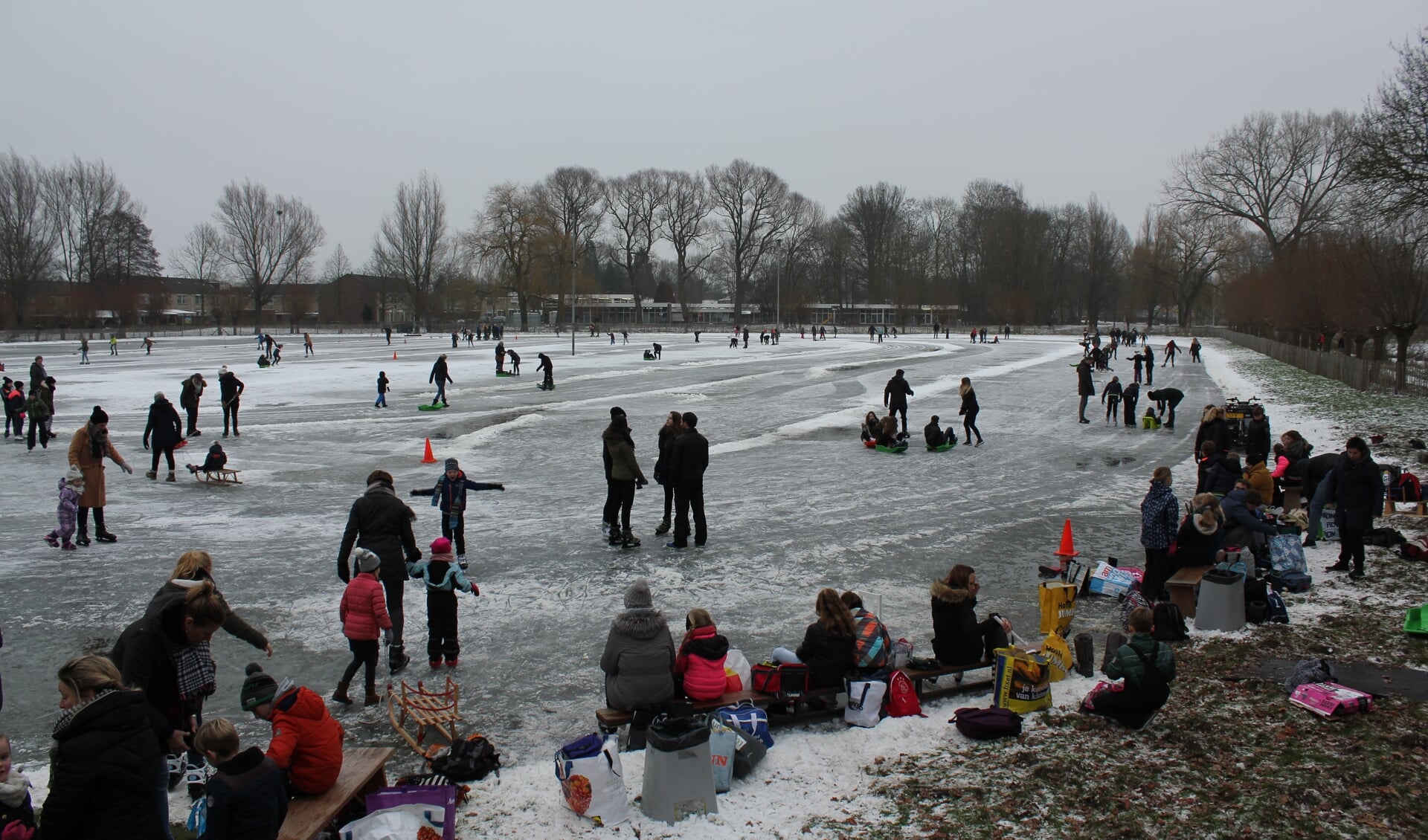 Winterse pret op de ijsbaan in  Lichtenvoorde. Foto: PR