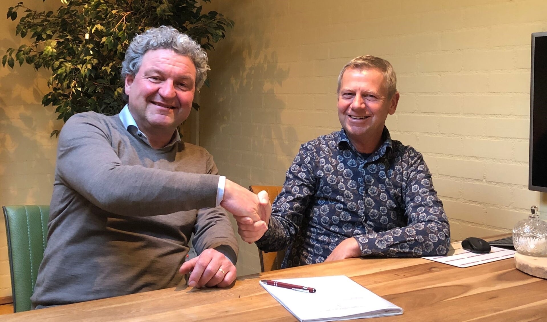 Rik Steentjes en Hemmy Toebes bij het officiële overdrachtsmoment. Foto: PR