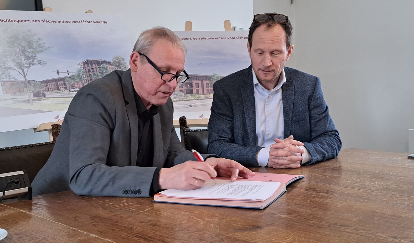 Wethouder Jos Hoenderboom en Bart Klomps van Bouwbedrijf Klomps zetten de handtekeningen onder de overeenkomst. Foto: Kyra Broshuis