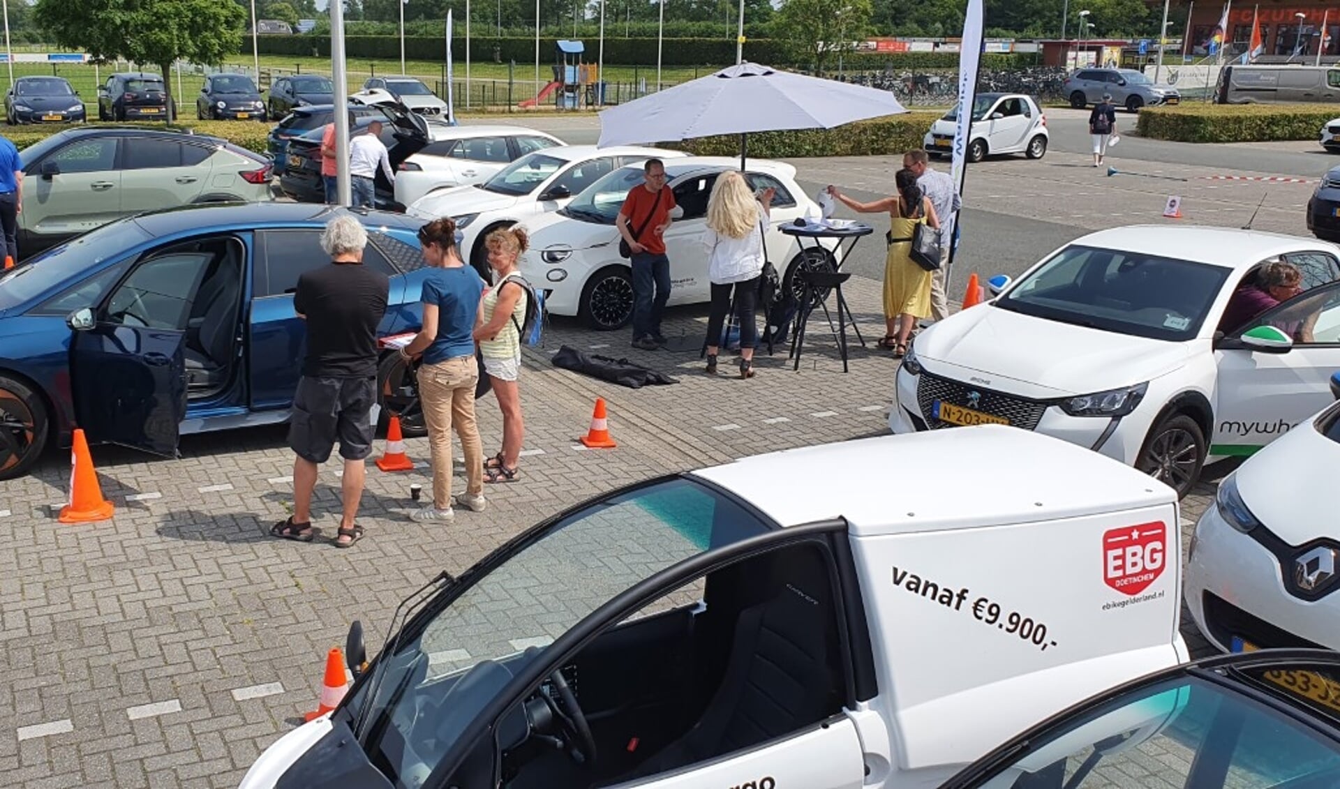 Op de elektrische mobiliteitsdag op 8 april stellen lokale dealers hun auto’s beschikbaar zodat iedereen ze kan bekijken, vergelijken én erin rijden. Foto: PR