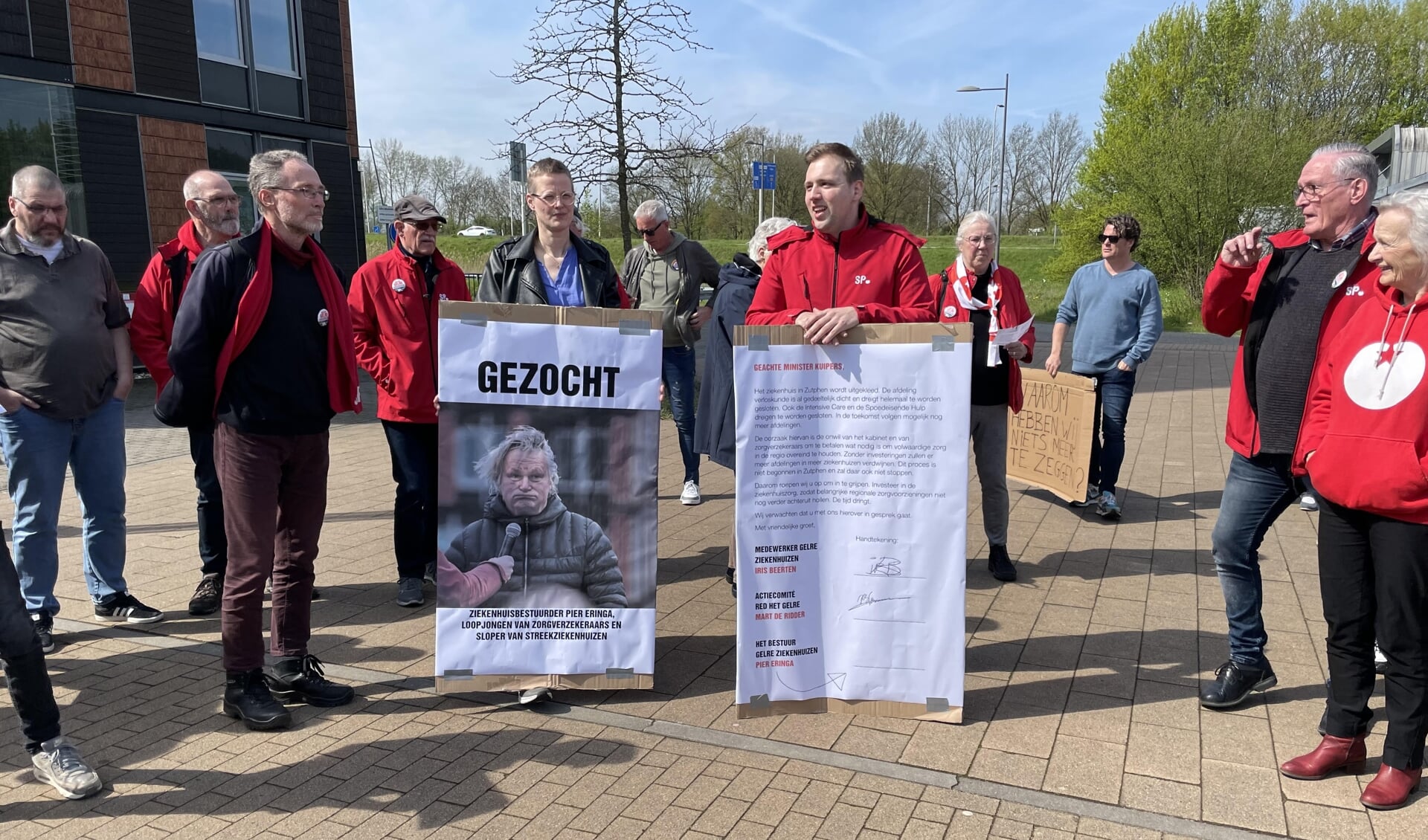 Actievoerders kwamen zaterdag vergeefs naar het Gelre ziekenhuis in Zutphen. Bestuursvoorzitter Pier Eringa kwam niet opdagen voor een toegezegd gesprek. Foto: Henri Bruntink
