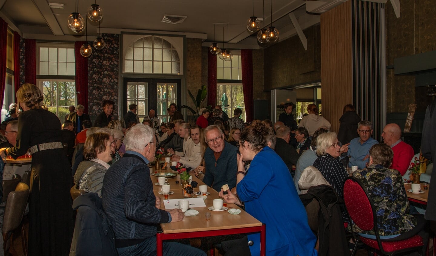 Feestelijke bijeenkomst in het Grand Café Bij Ludger in het Ludgerusgebouw in Vierakker. Foto: Liesbeth Spaansen