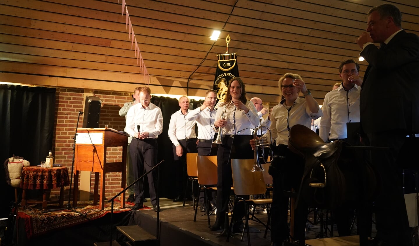 Muzikanten van Excelsior brengen een toost uit op de Koninklijke Erepenning. Foto: Frank Vinkenvleugel