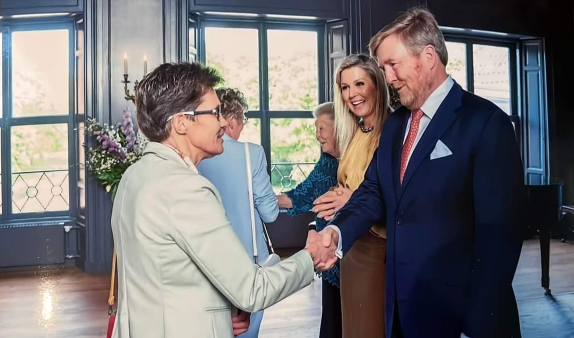 Renata wordt hartelijk welkom geheten door Koning Willem Alexander. Foto: Rijksvoorlichtingsdienst