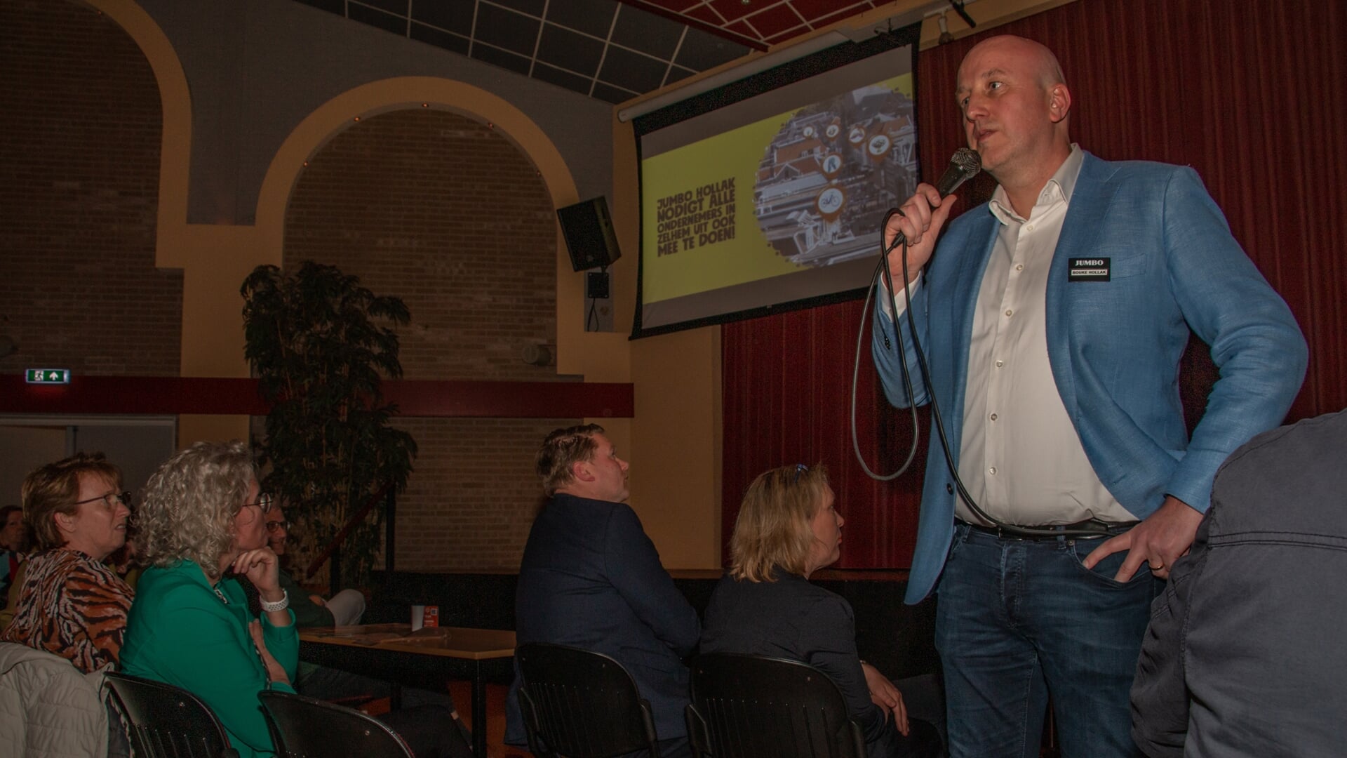 Bouke Hollak beantwoordt de vragen vanuit de zaal over het digitale sparen via Scoor voor je club. Foto: Liesbeth Spaansen