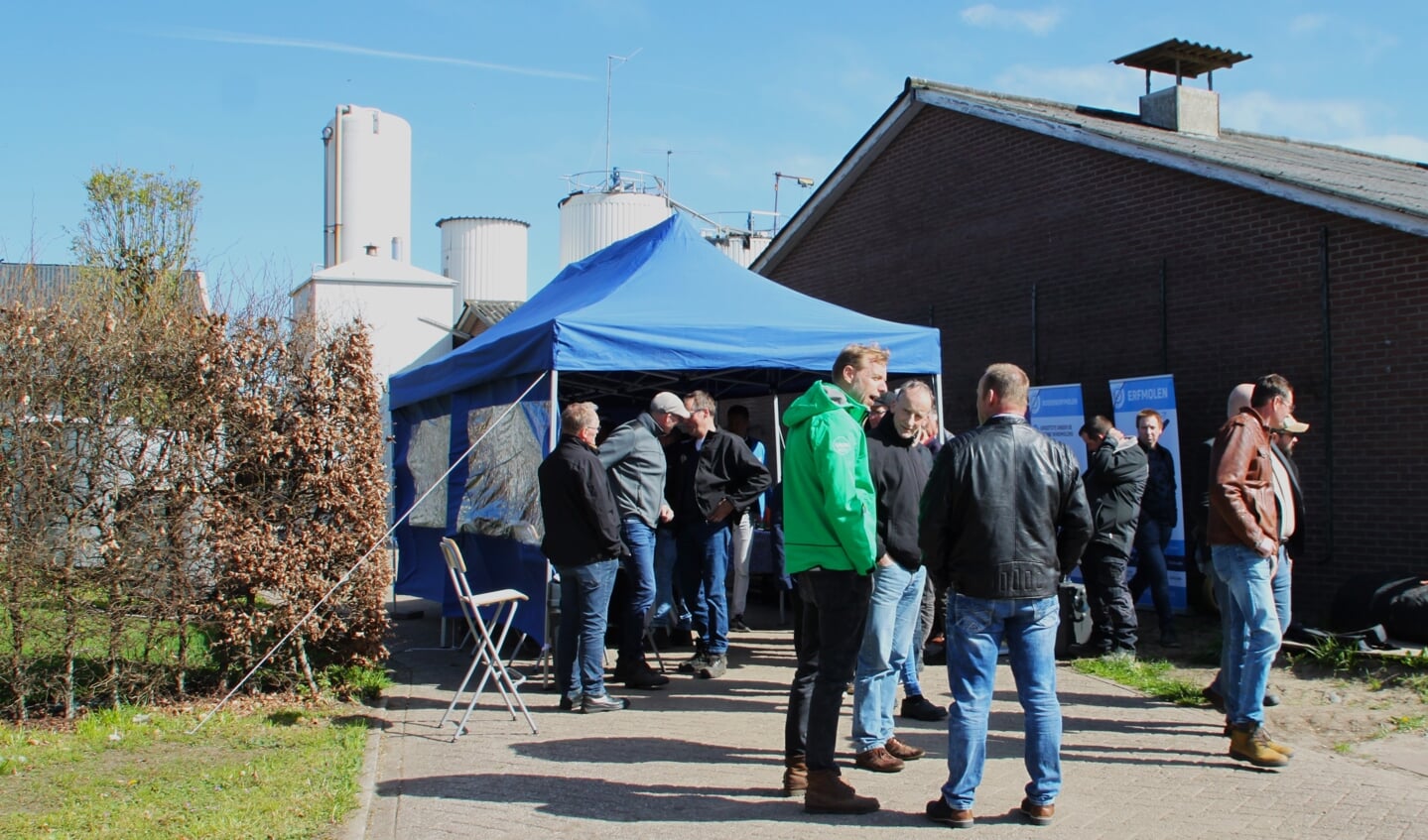 Veel bezoekers komen af op de informatiedag over windturbines, op het boerenerf van firma Klein Gunnewiek-Duenk aan de Oude Aaltenseweg 41.