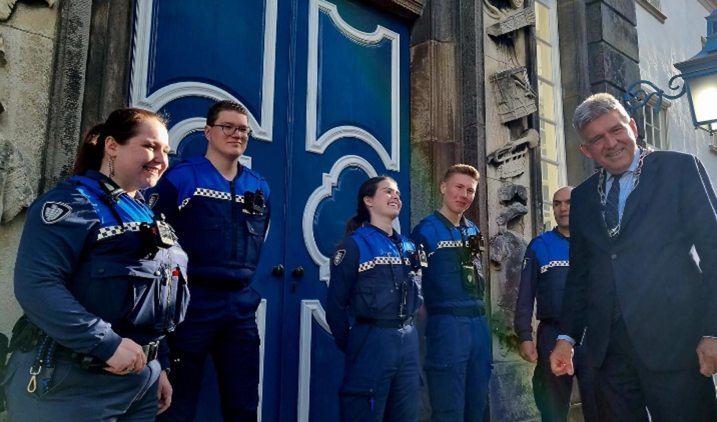 Burgemeester Wimar Jaeger (r) met een aantal handhavers die een bodycam dragen. Foto: gemeente Zutphen