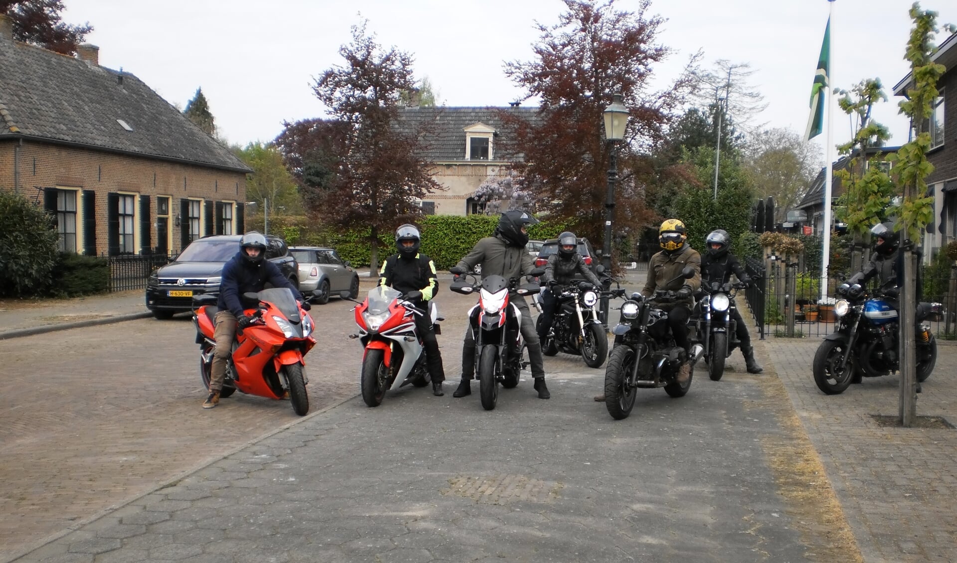 Een enthousiaste groep jongelui uit Hengelo (Gld.) die deelnam aan de open motortoertocht van de Blijde Rijders in 2022. Foto: PR