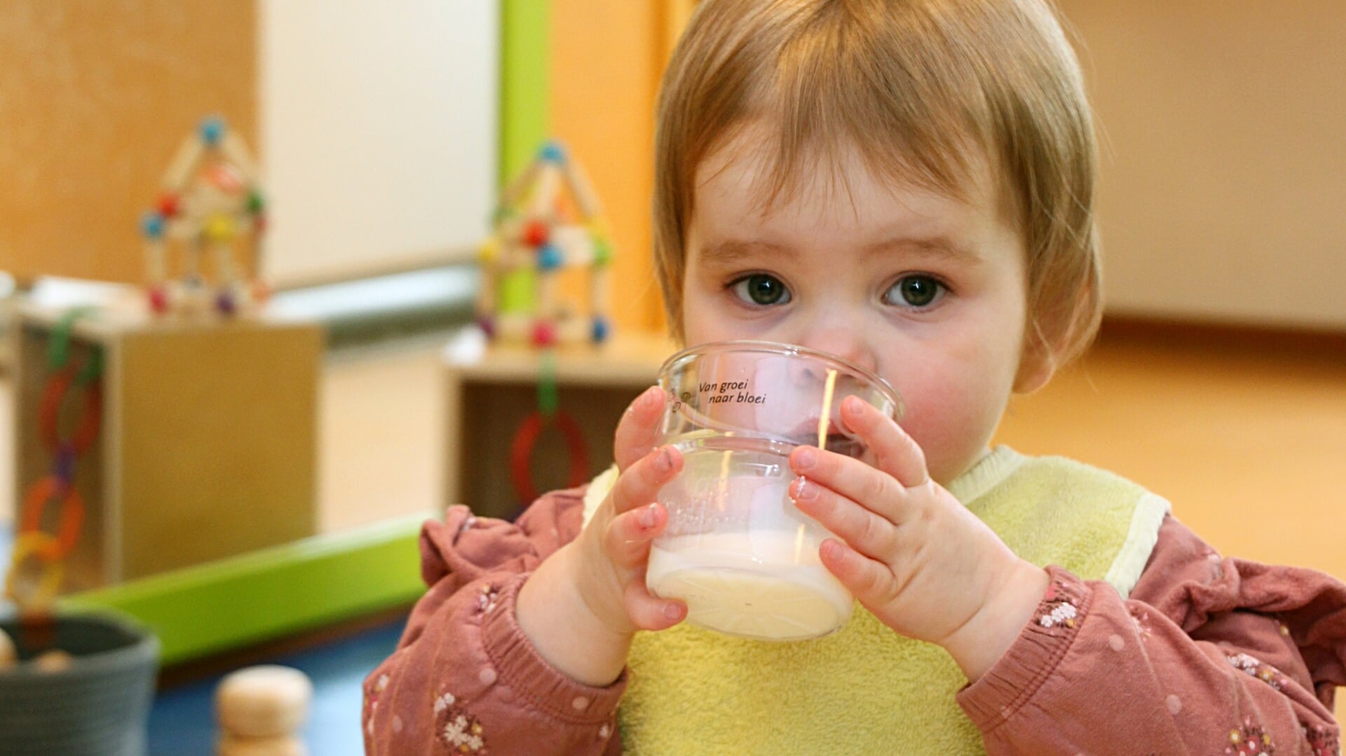 Bij 't Rijckje leren kinderen al jong om uit een gewone beker te drinken in plaats van een tuitbeker. Foto: PR