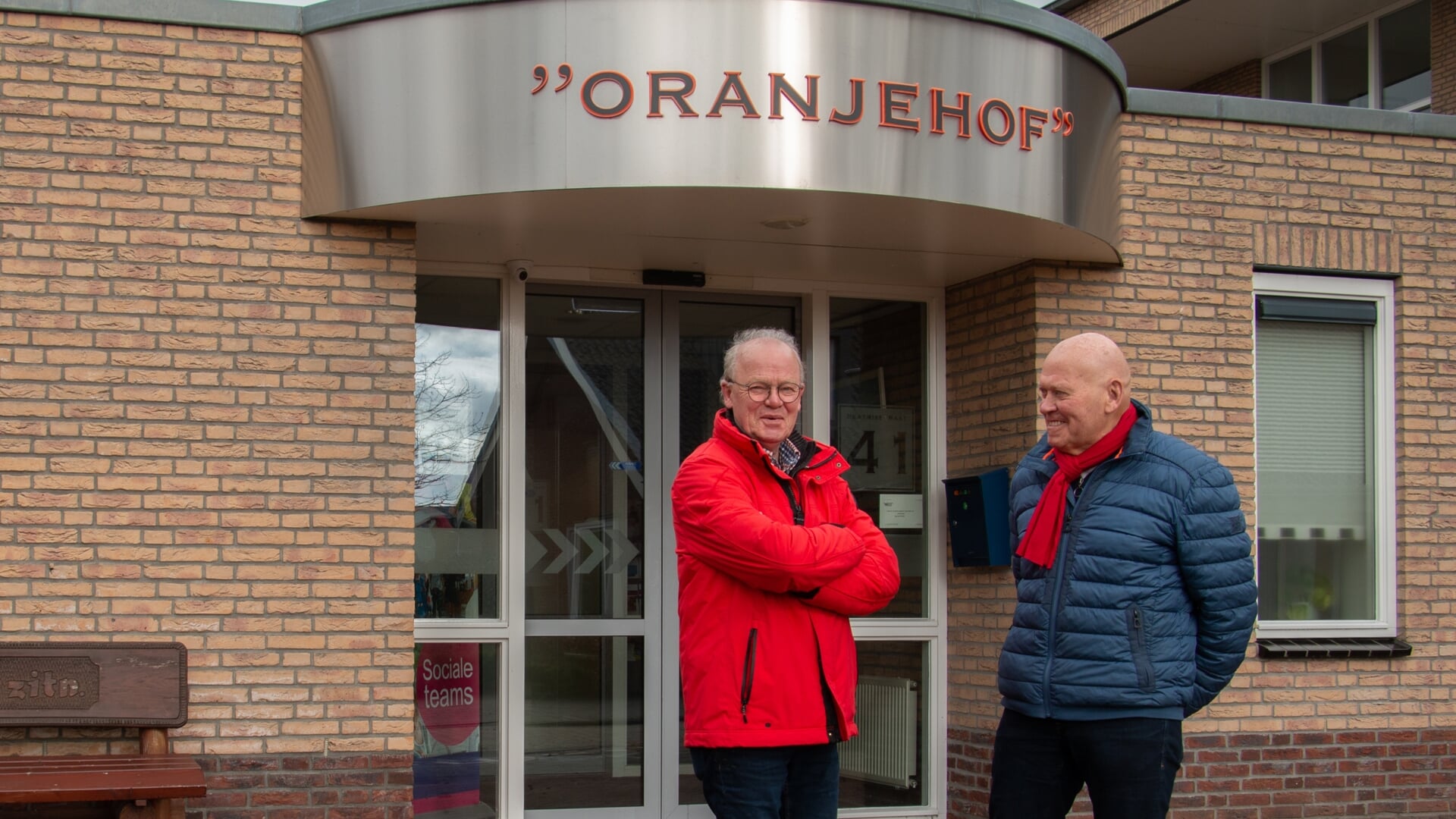 Niek Willemsen (l.) en Wim Heusinkveld bij de Oranjehof in Zelhem. Foto: Liesbeth Spaansen