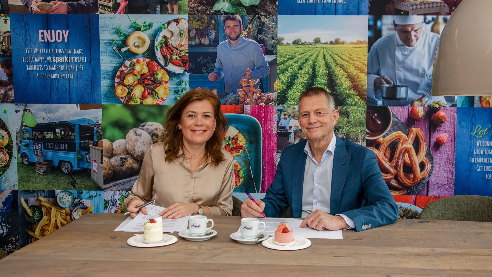 Katerina Kempinga en Antoon Peppelman ondertekenen het contract. Foto: Ilse Schuurmans