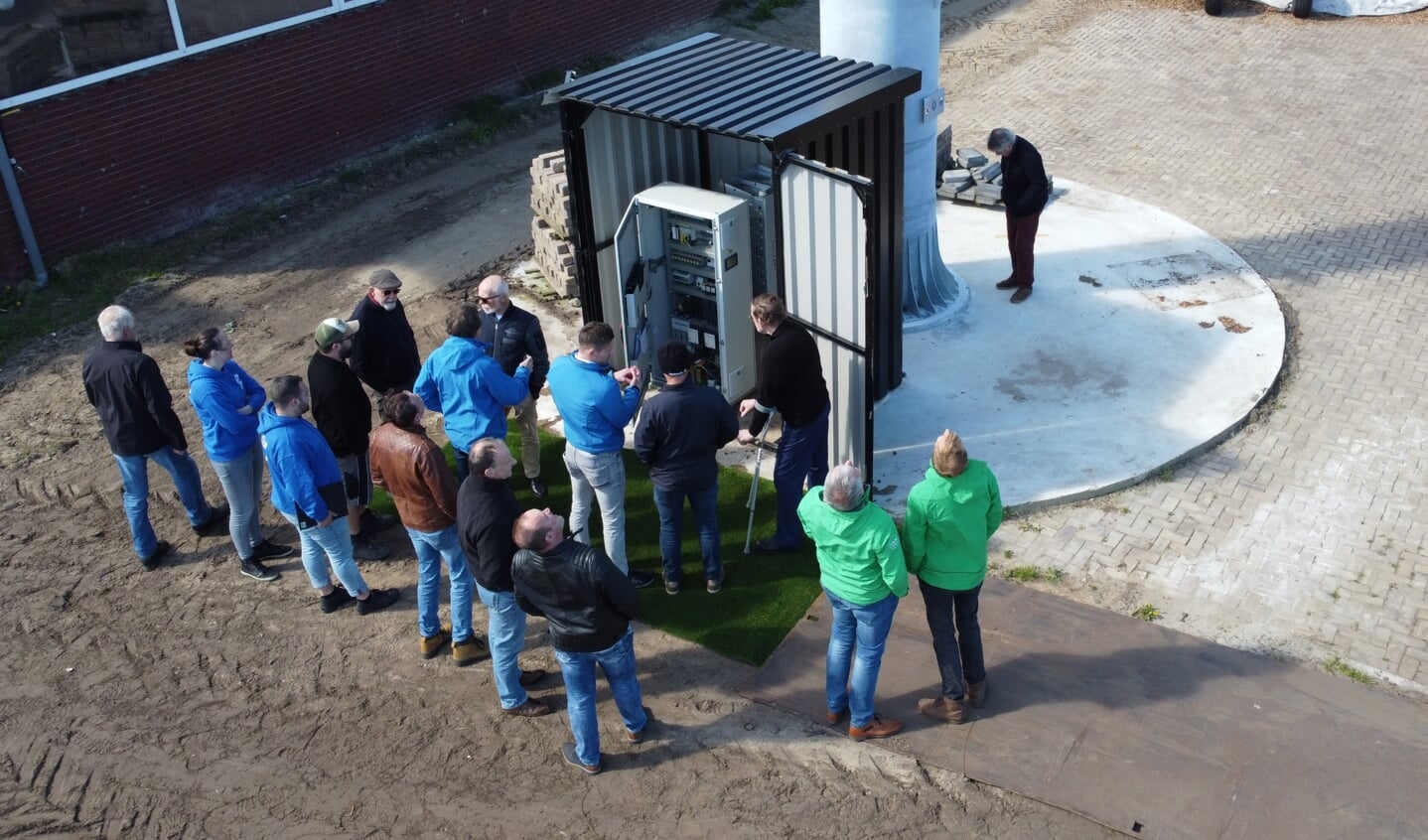 Bezoekers van de infodag Windturbine WES bestuderen de techniek achter de turbine.
