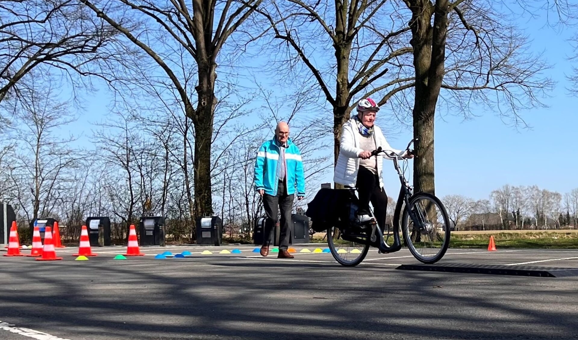 Het praktische deel van de e-bike training door docent Joop van Bel in Keijenborg. Foto: Karin ten Heggeler