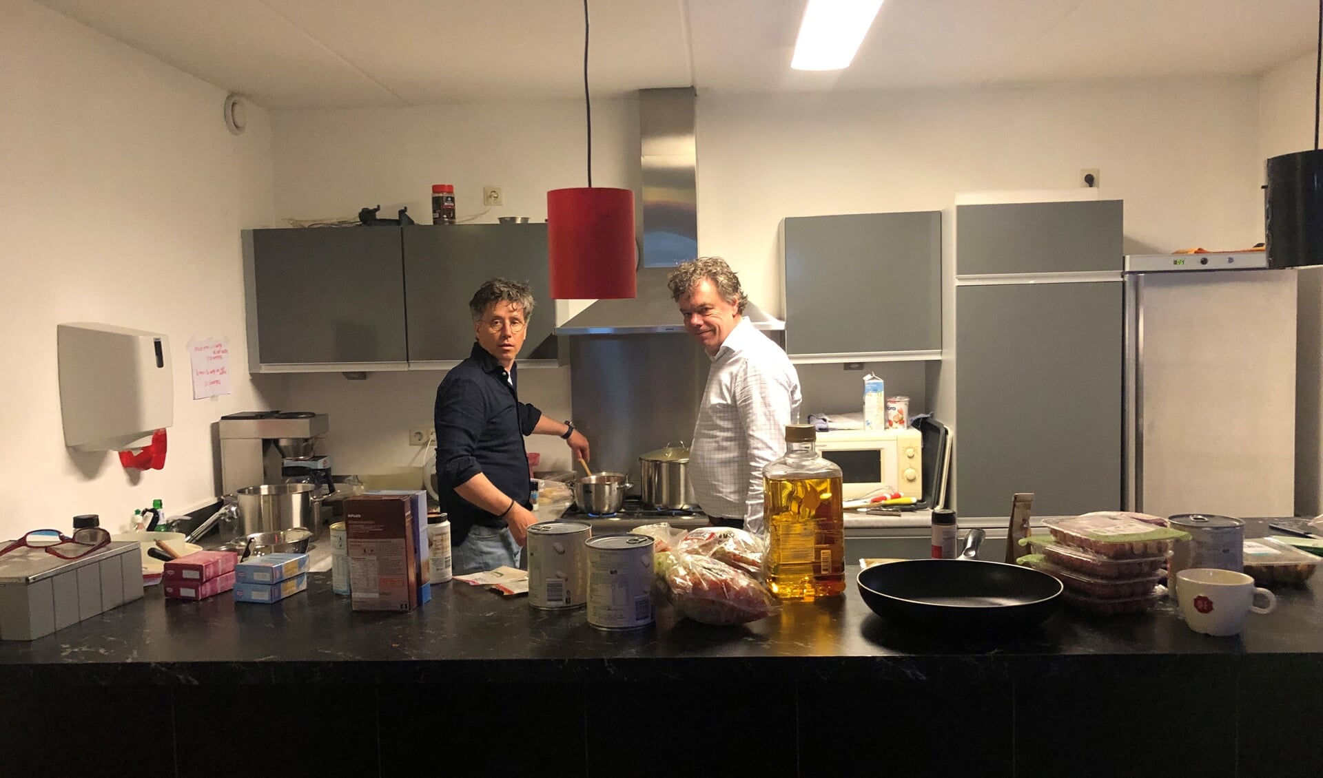 Wethouder Gosse Visser en Hendrik Jan Mensink kookten in maart voor ongeveer 20 gasten. Foto: Anke Leus