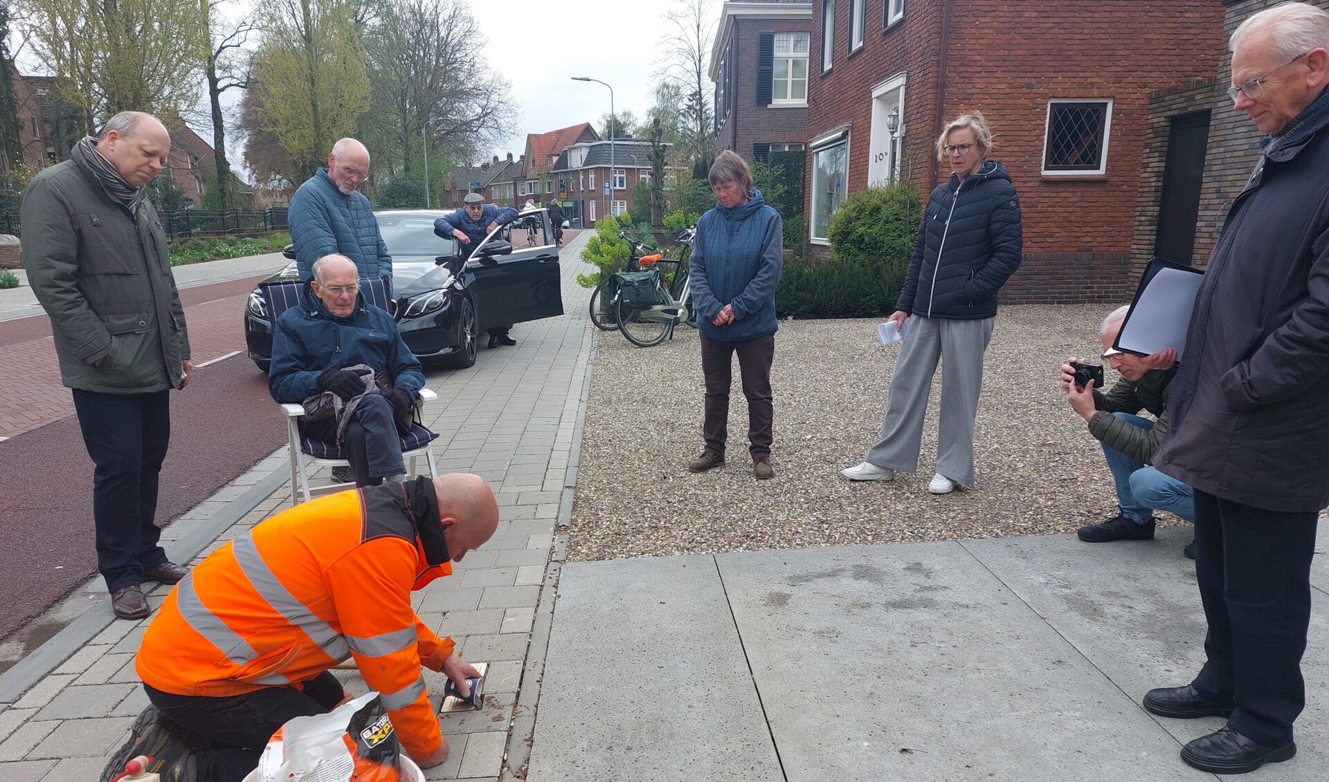 Wim Jansen plaatst de drie Stolpersteine in het trottoir na een sober moment. Foto: Karin Stronks