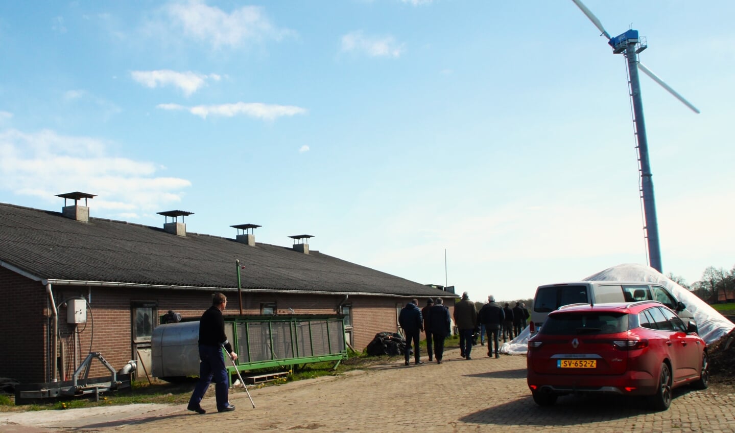 Bezoekers van de informatiedag over windmolens nemen een kijkje bij de windturbine op het erf van kalverboerderij Klein Gunnewiek-Duenk.