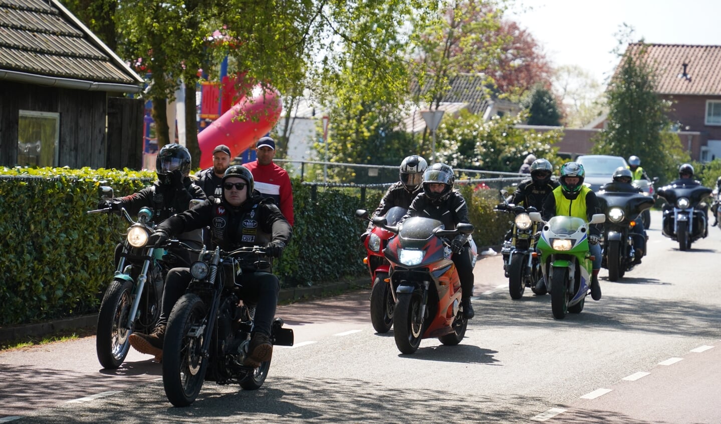 Motorrijders BMC begeleiden seniorenrit. Foto: Frank Vinkenvleugel