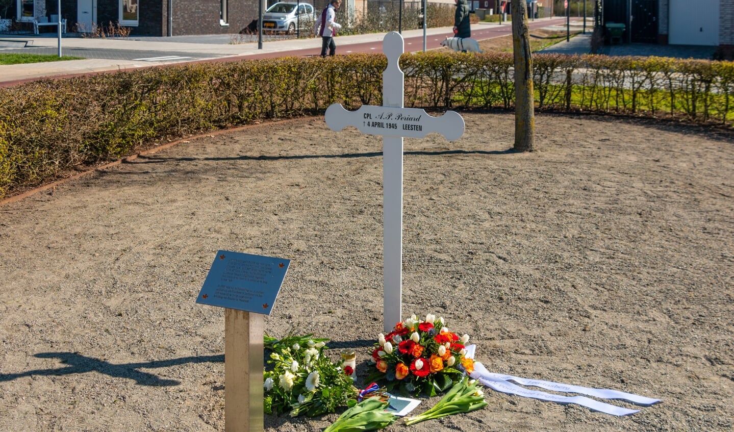Het Witte Kruisje met bloemen en het kaarsje. Foto: Henk Derksen