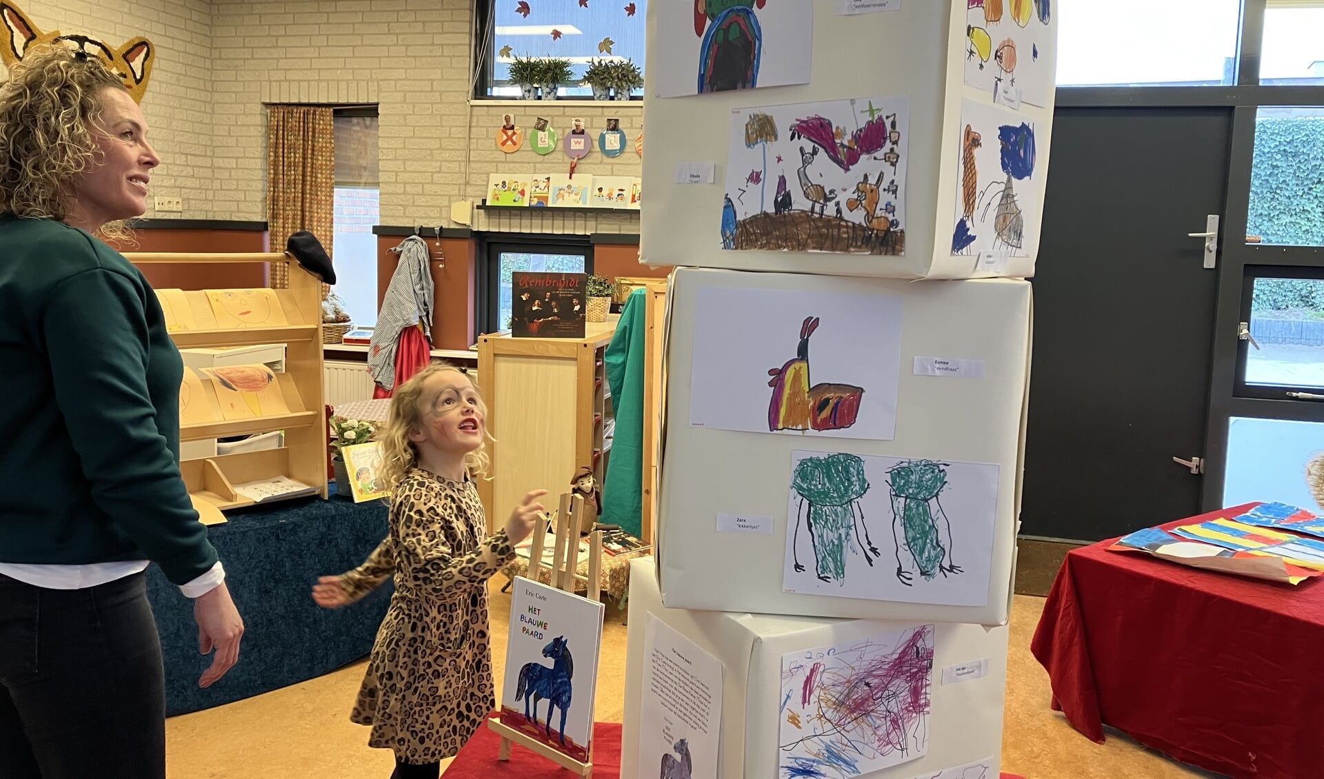 Liv (5) laat haar moeder trots de kunstwerken in haar klas zien. Foto: Sandra Boogert