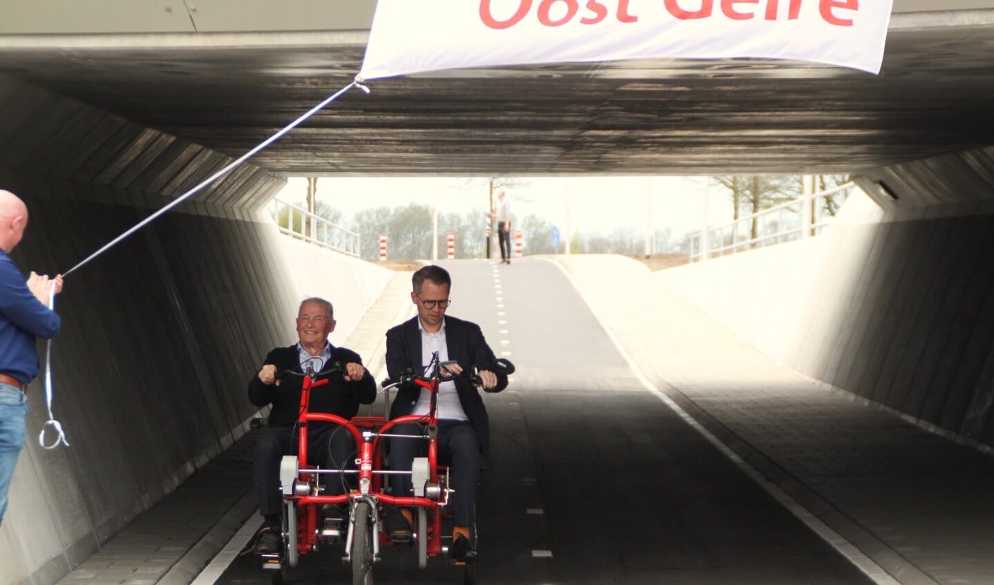 Wethouder Bart Porskamp en dhr. Te Plate maken ceremonieel ritje door de fietstunnel.