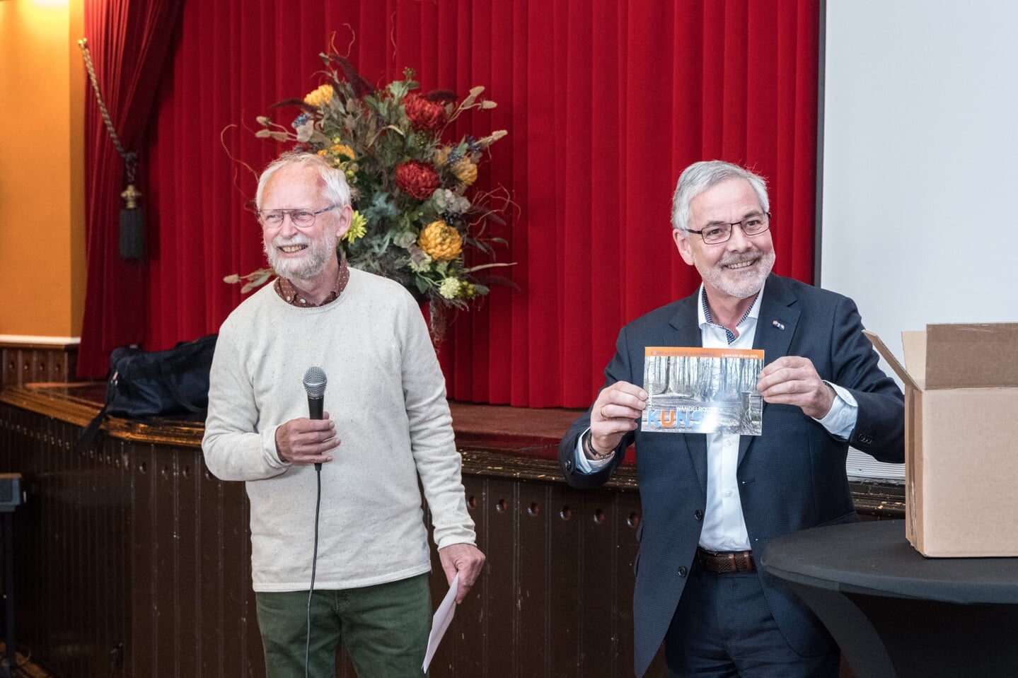 Wethouder Evert Blaauw krijgt de allereerste catalogus. Foto: Klomptgoed/Janette van Egten