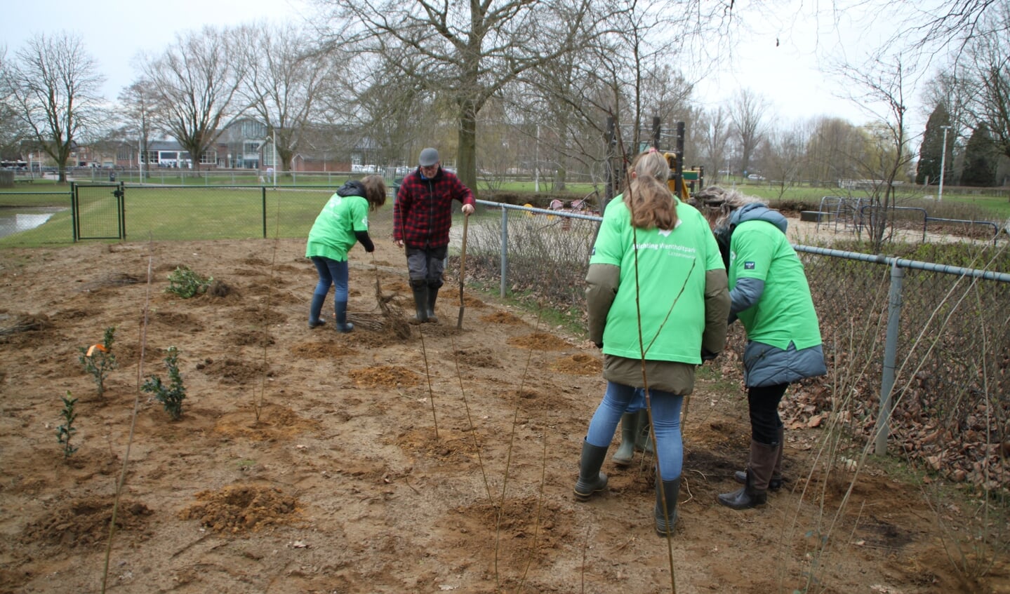 Leerlingen van het Bariet helpen met aanplant van biodiverse tuin in het Wentholtpark.