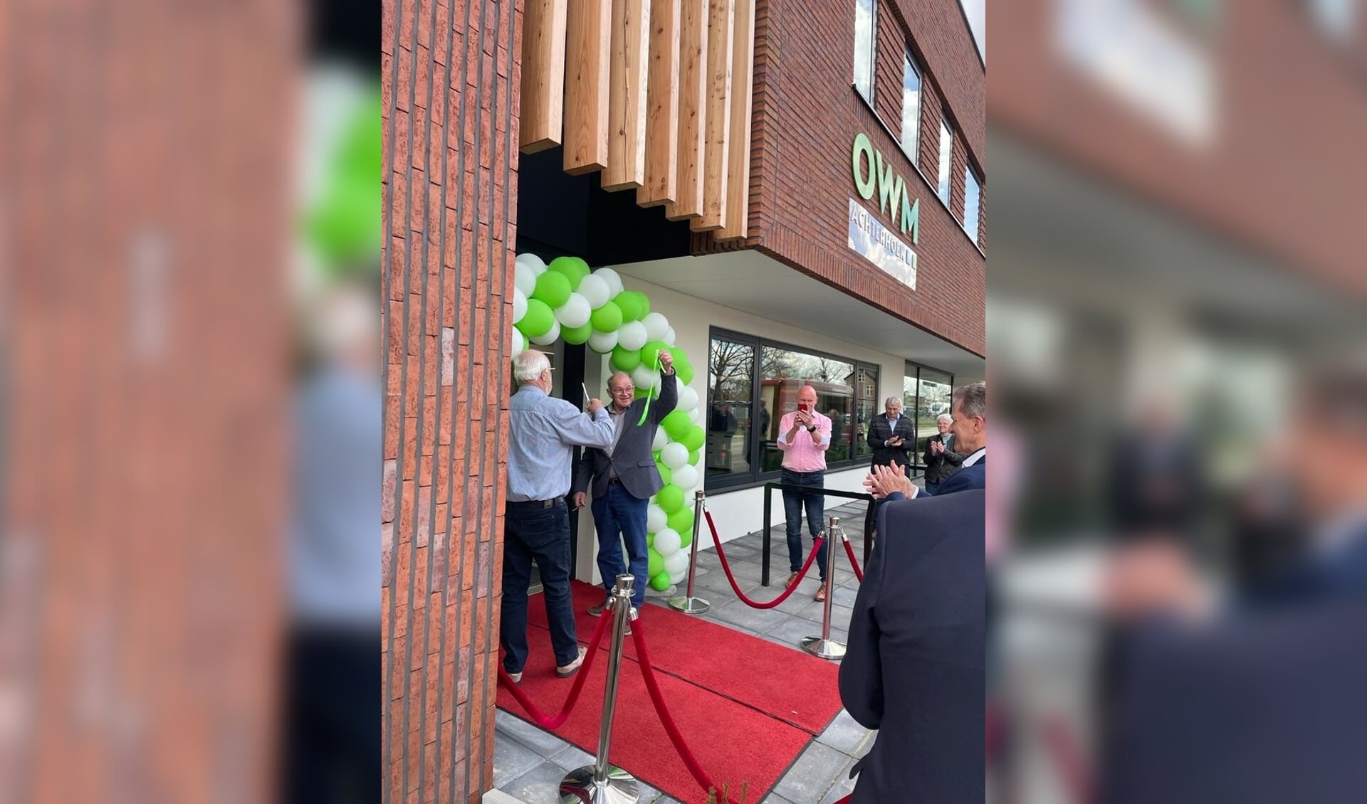 De openingshandeling van het nieuwe kantoor van OWM Achterhoek. Foto: PR