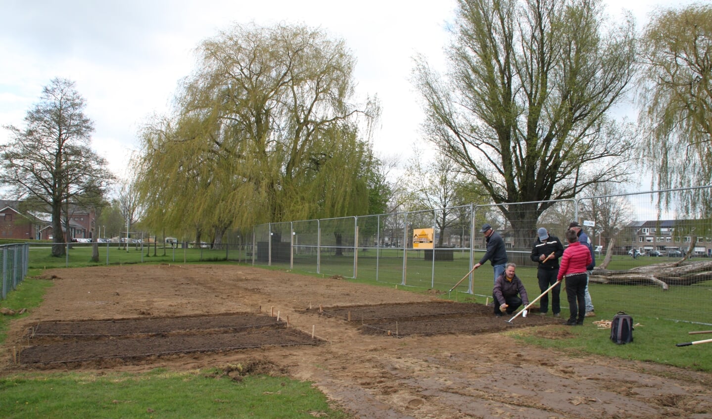 Vrijwilligers leggen de bio-moestuin aan in Wentholtpark.