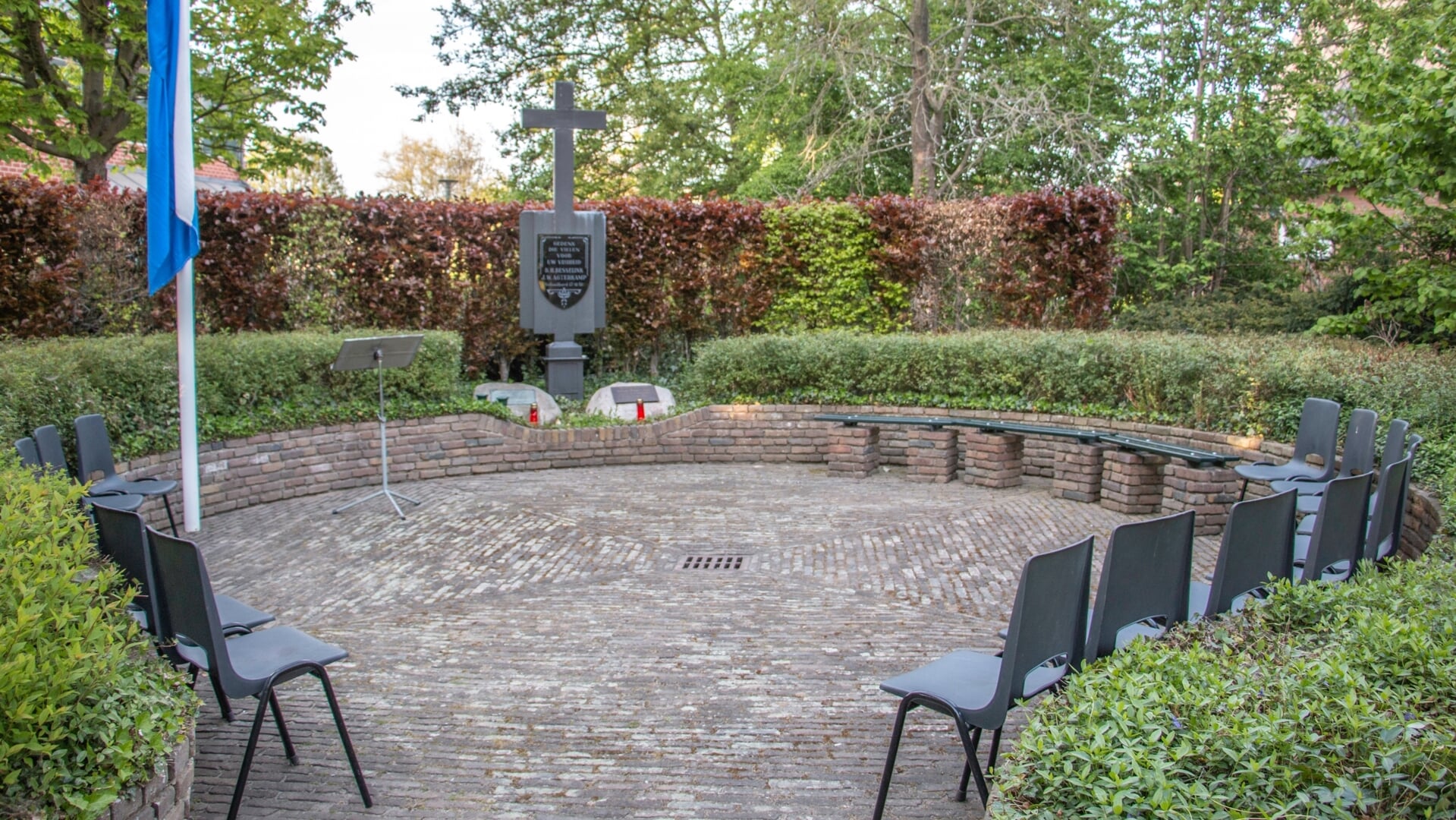 Herdenking bij het monument in Steenderen. Foto: Liesbeth Spaansen