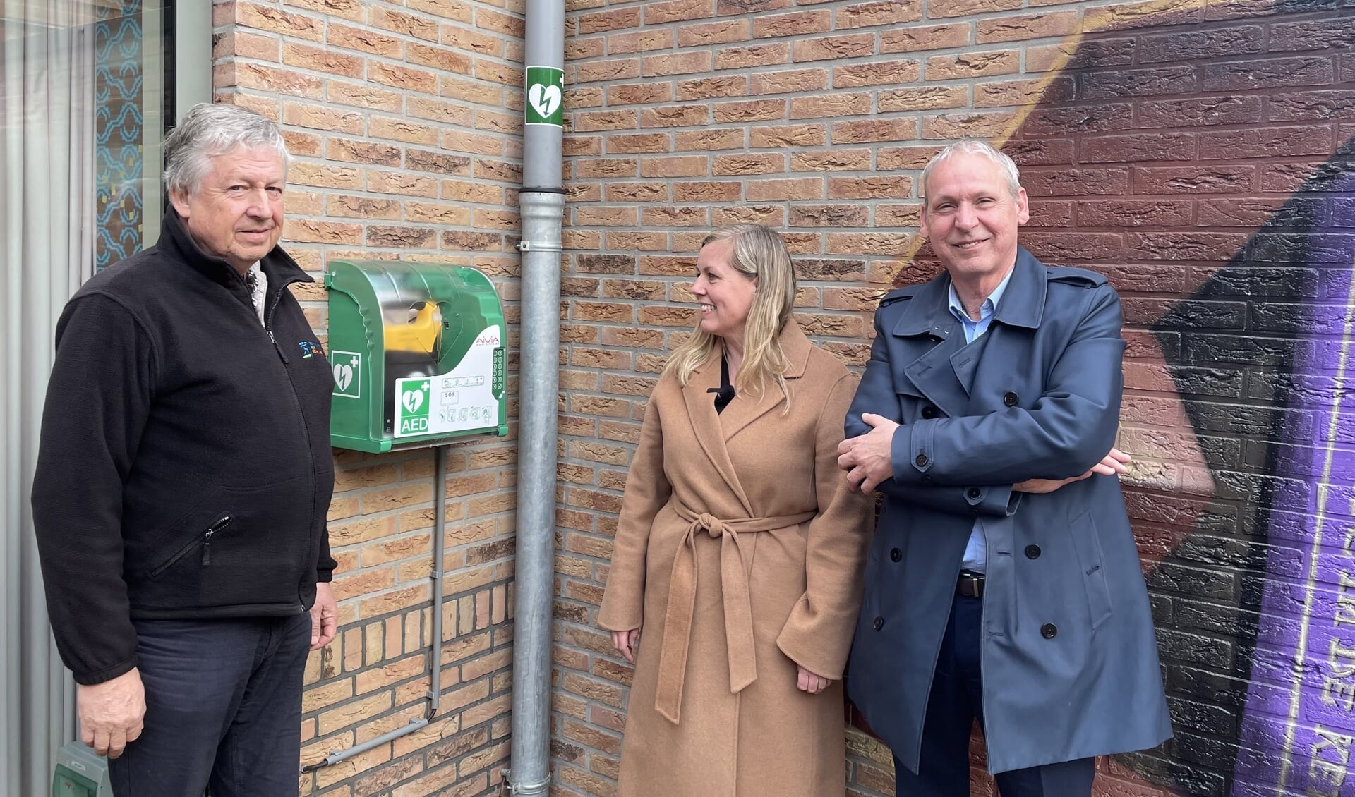 Eddy te Woerd, Martien Louwers en Jos Hoederboom bij de AED buiten bij de bibliotheek. Foto: Barbara Pavinati